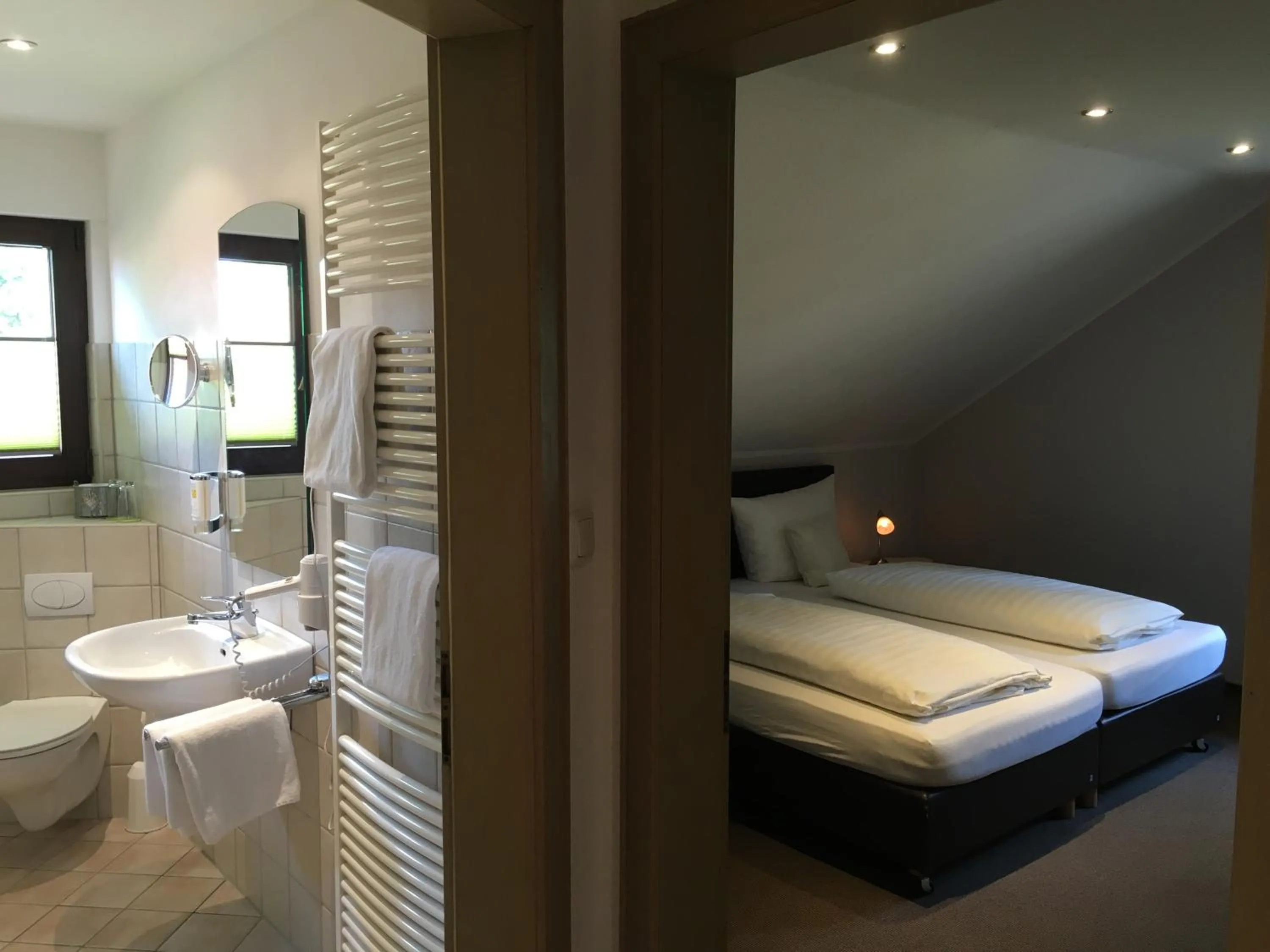 Shower, Bed in Landhaus Hotel Göke