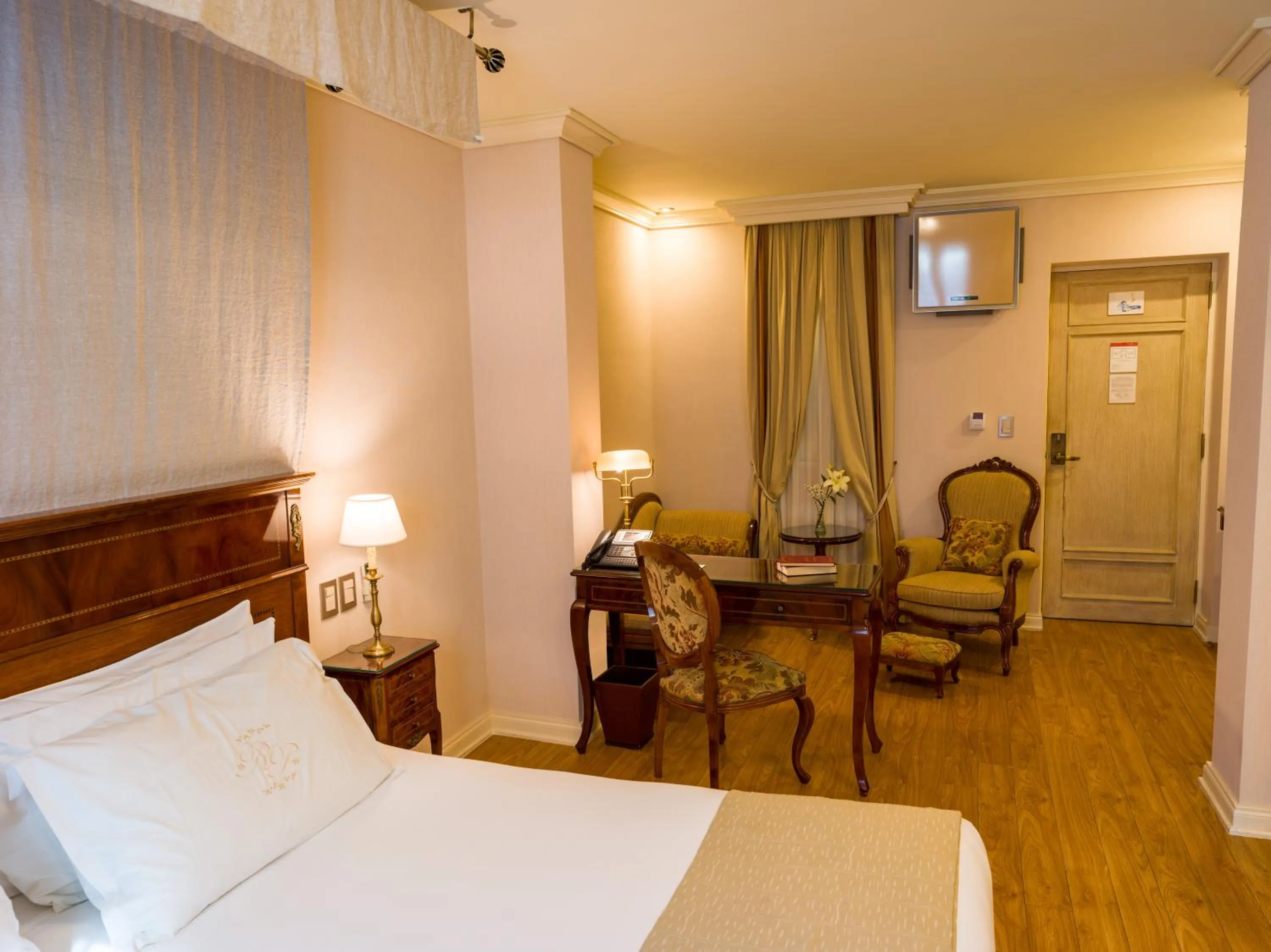 Bed in Melia Recoleta Plaza Hotel