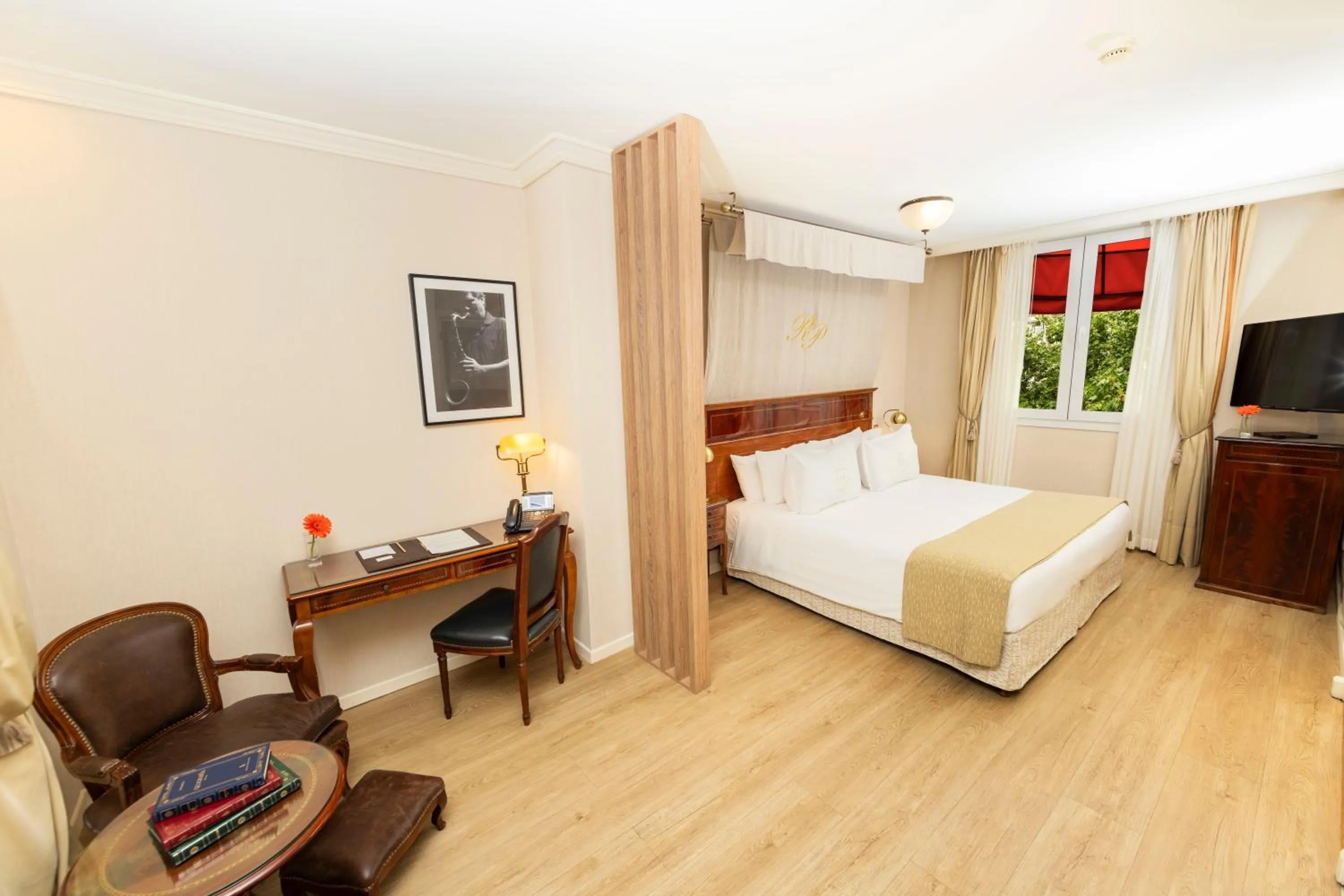 Photo of the whole room, Bed in Melia Recoleta Plaza Hotel