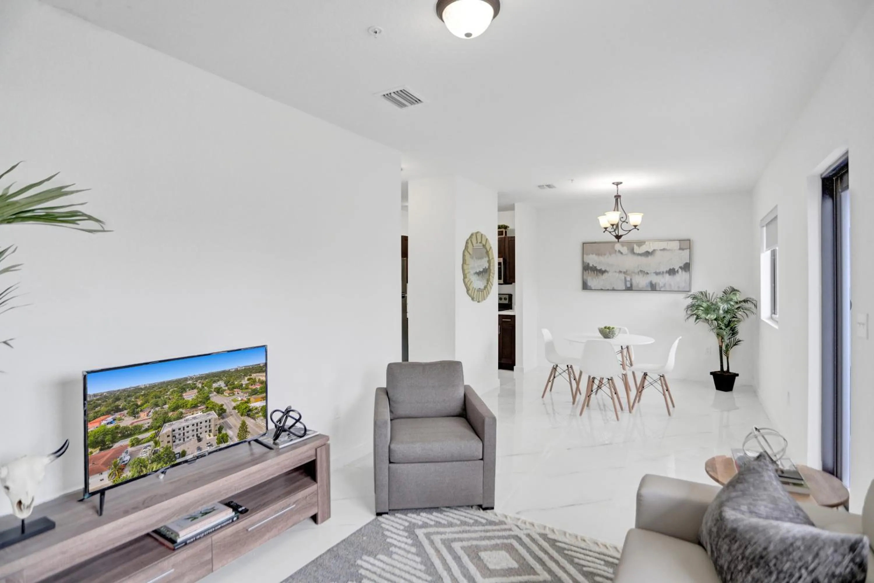 TV and multimedia in Renzzi Wynwood Apartments