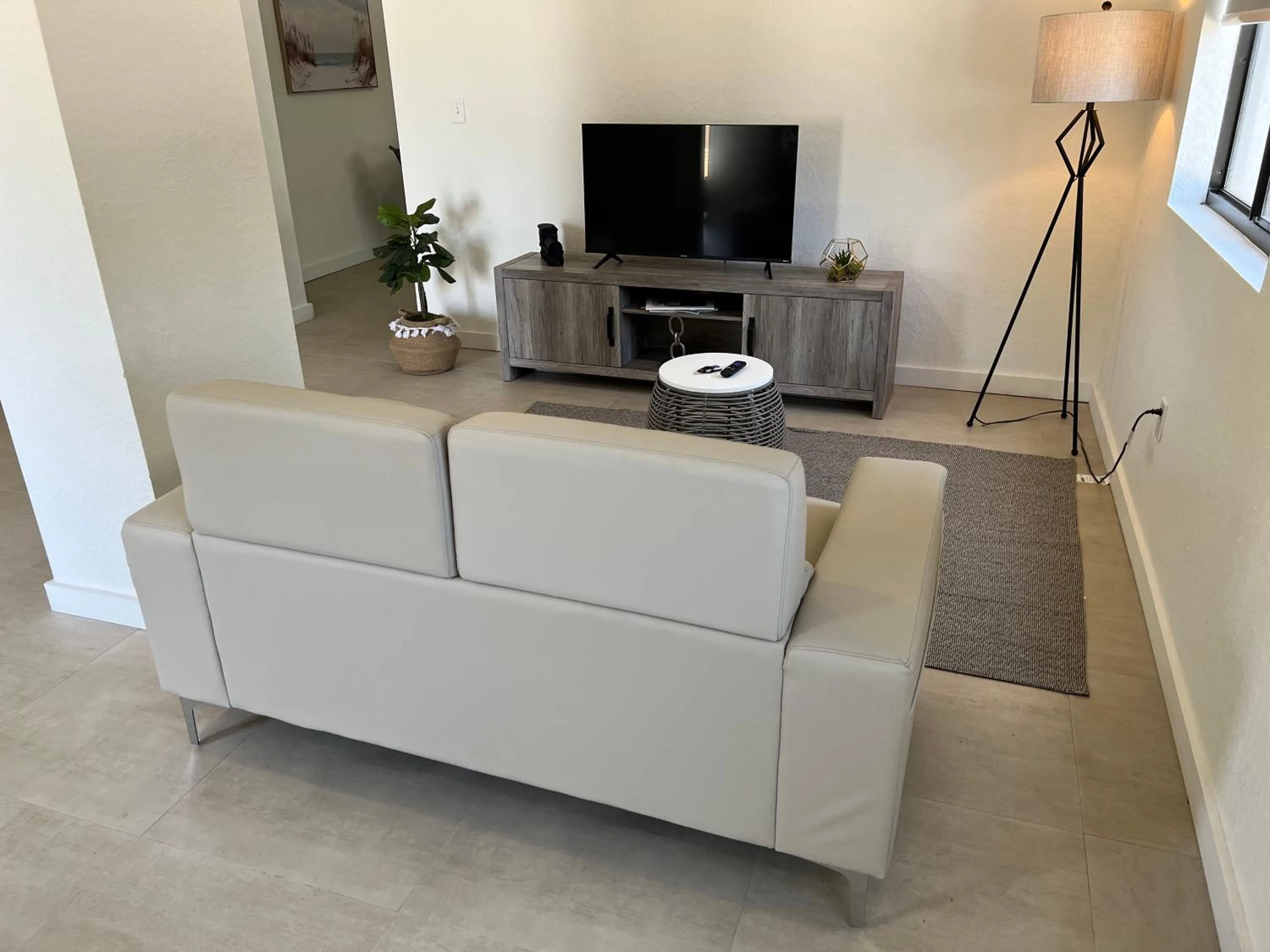 TV and multimedia in Renzzi Wynwood Apartments