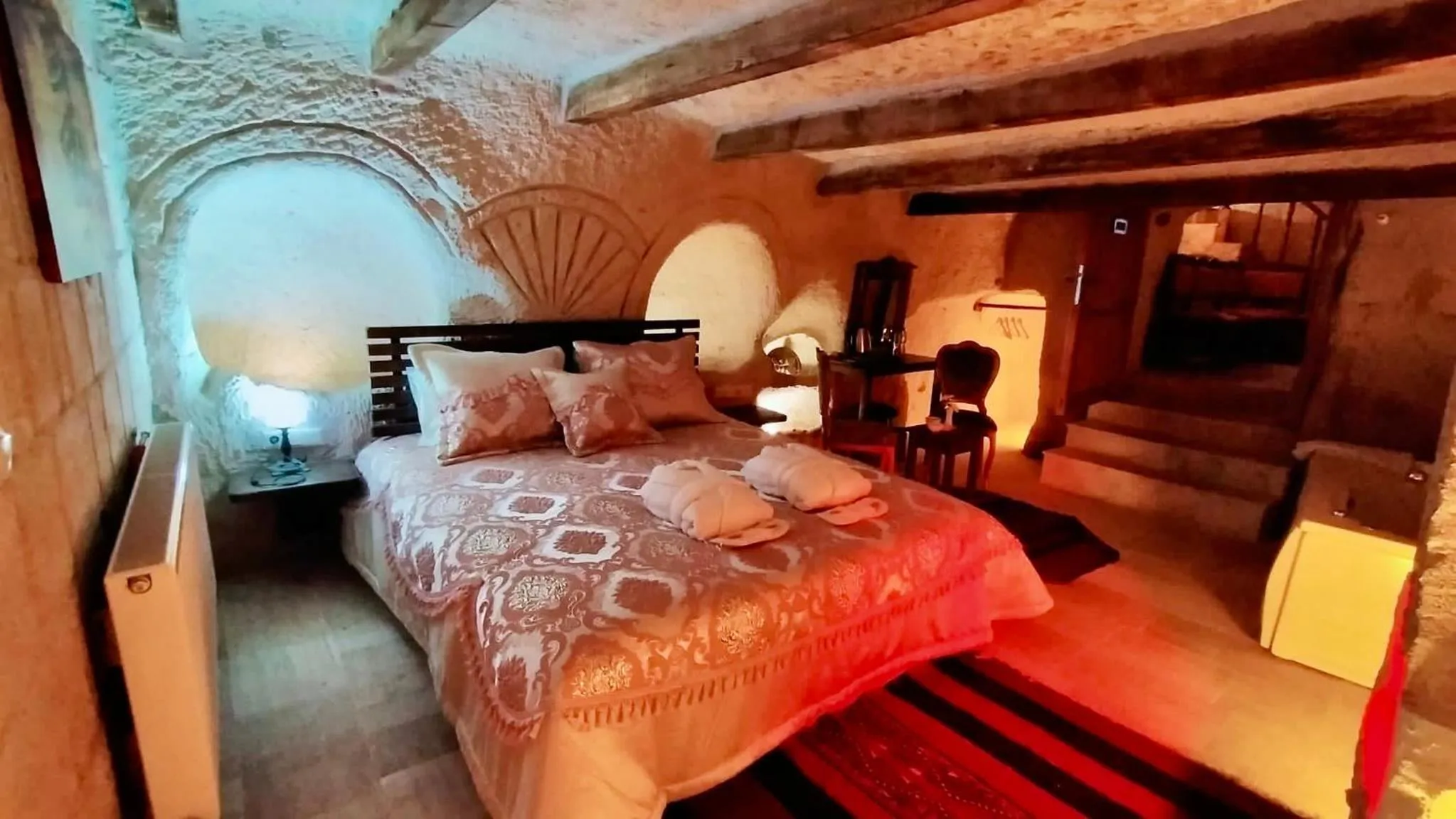 Photo of the whole room, Bed in Cappadocia Alaz Cave Otel