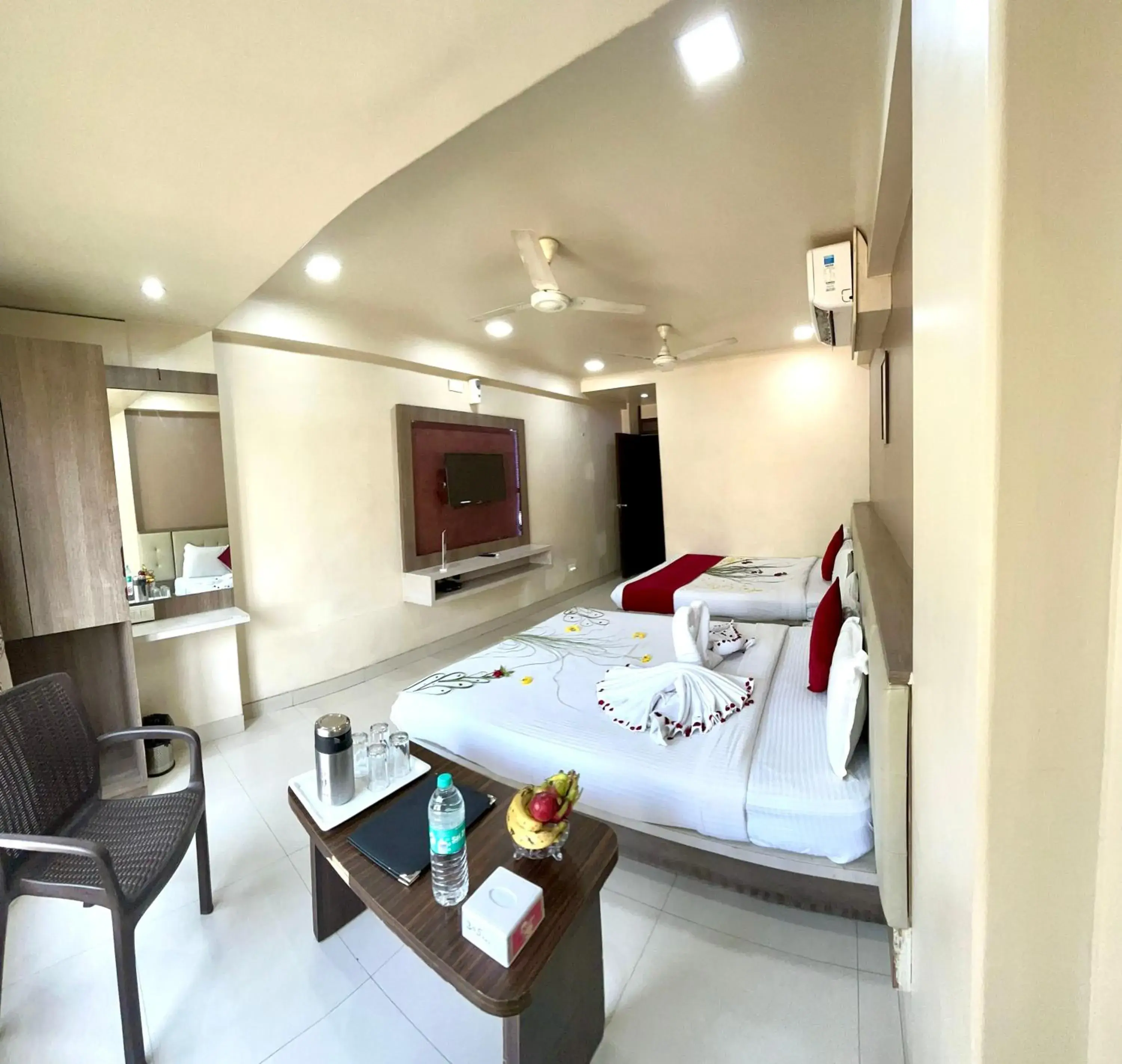 Super Deluxe 4 Bed AC Room in Hotel Sai Chhatra Super Deluxe 4 Bed AC Room in Hotel Sai Chhatra