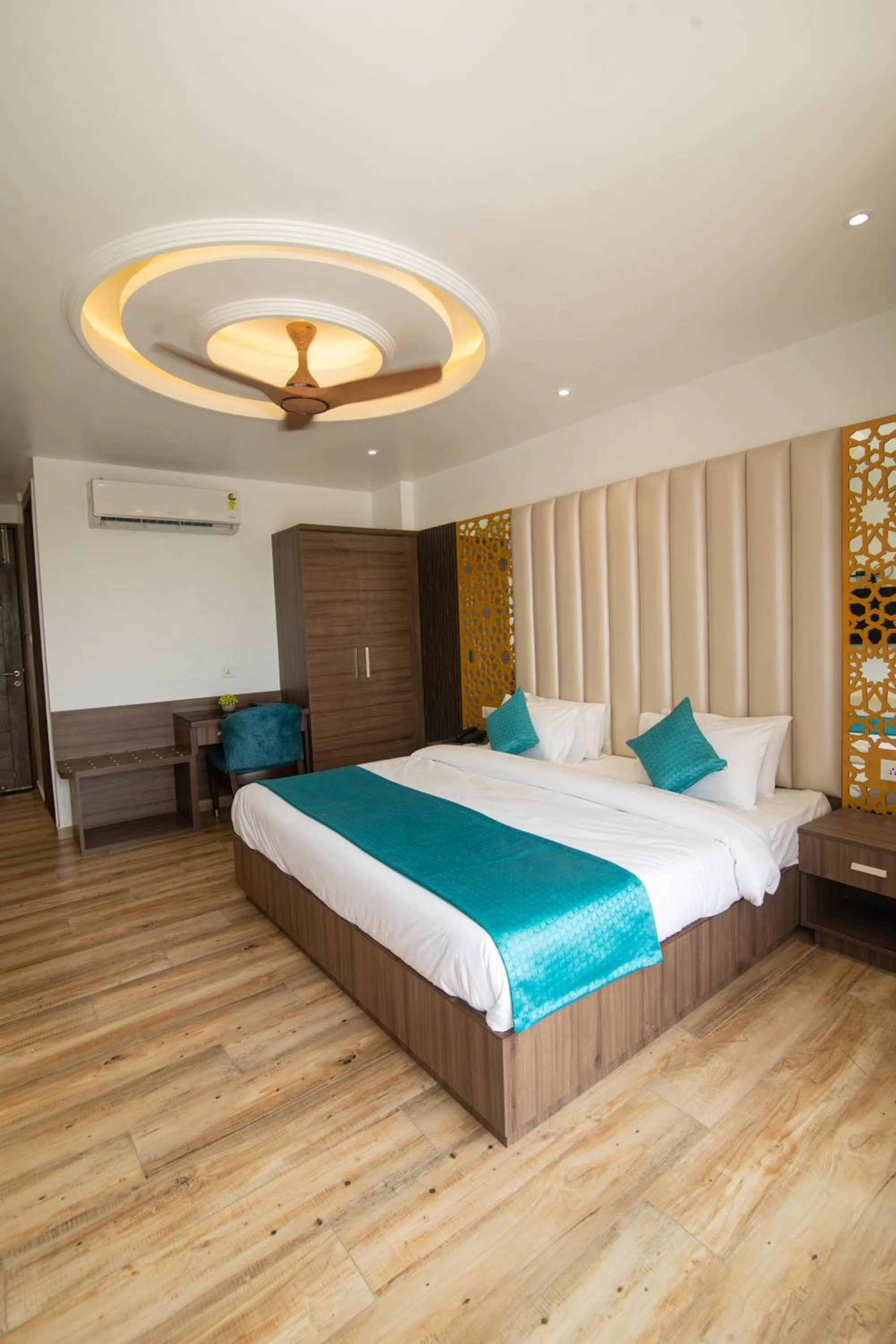 Bedroom, Bed in Hotel Yog Vashishth