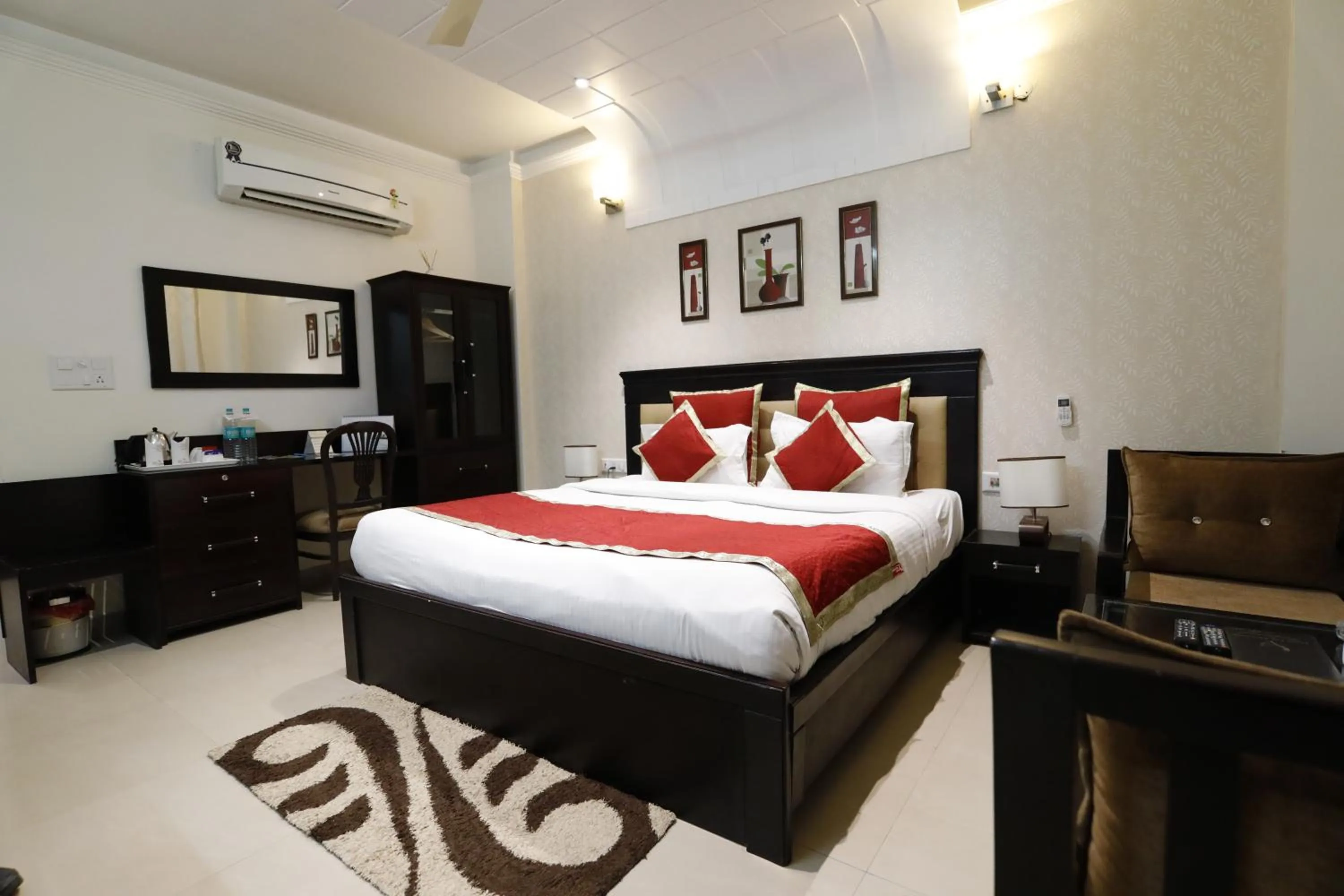Photo of the whole room, Bed in Hotel Yog Vashishth