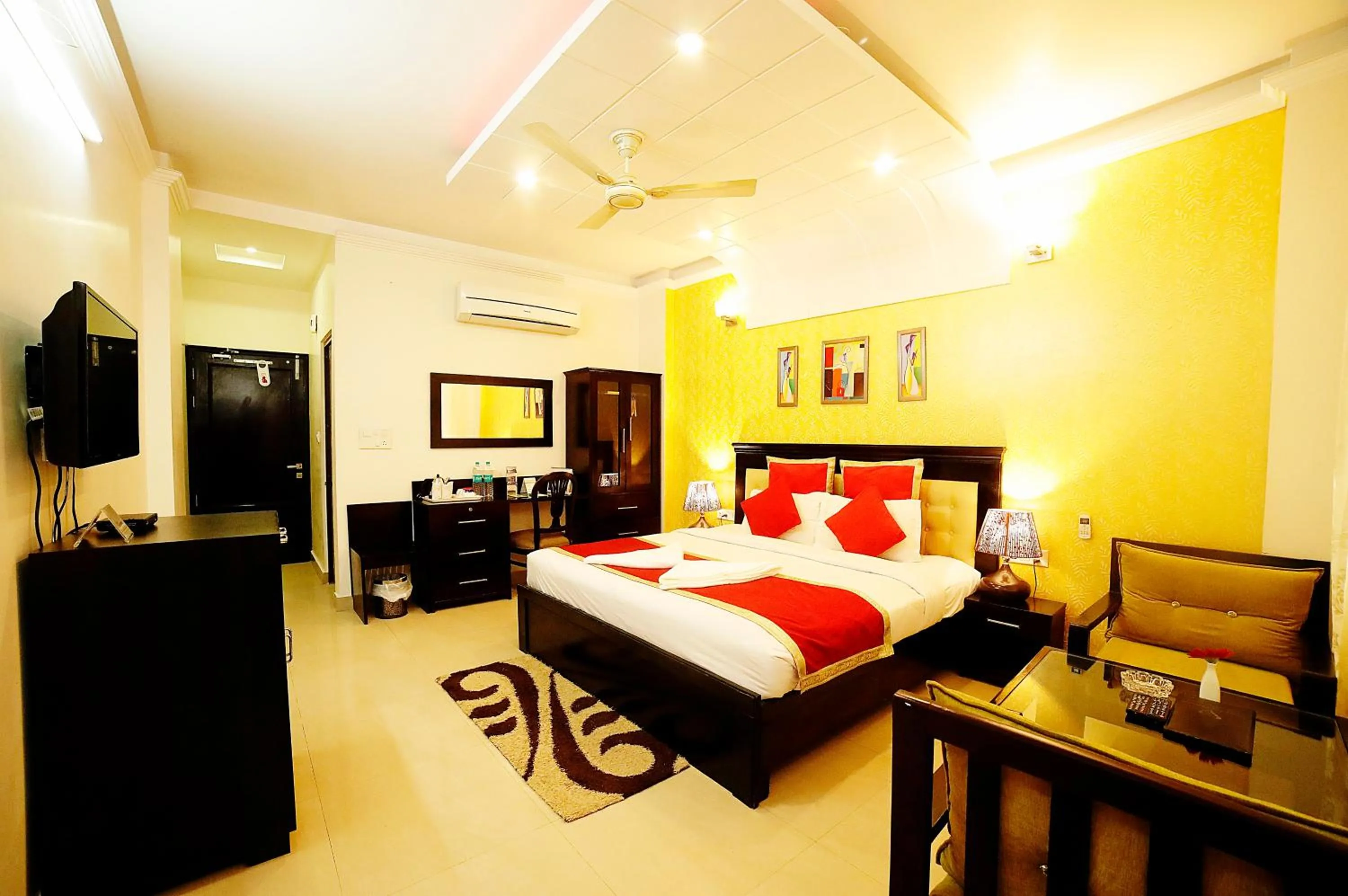 Bedroom, Bed in Hotel Yog Vashishth