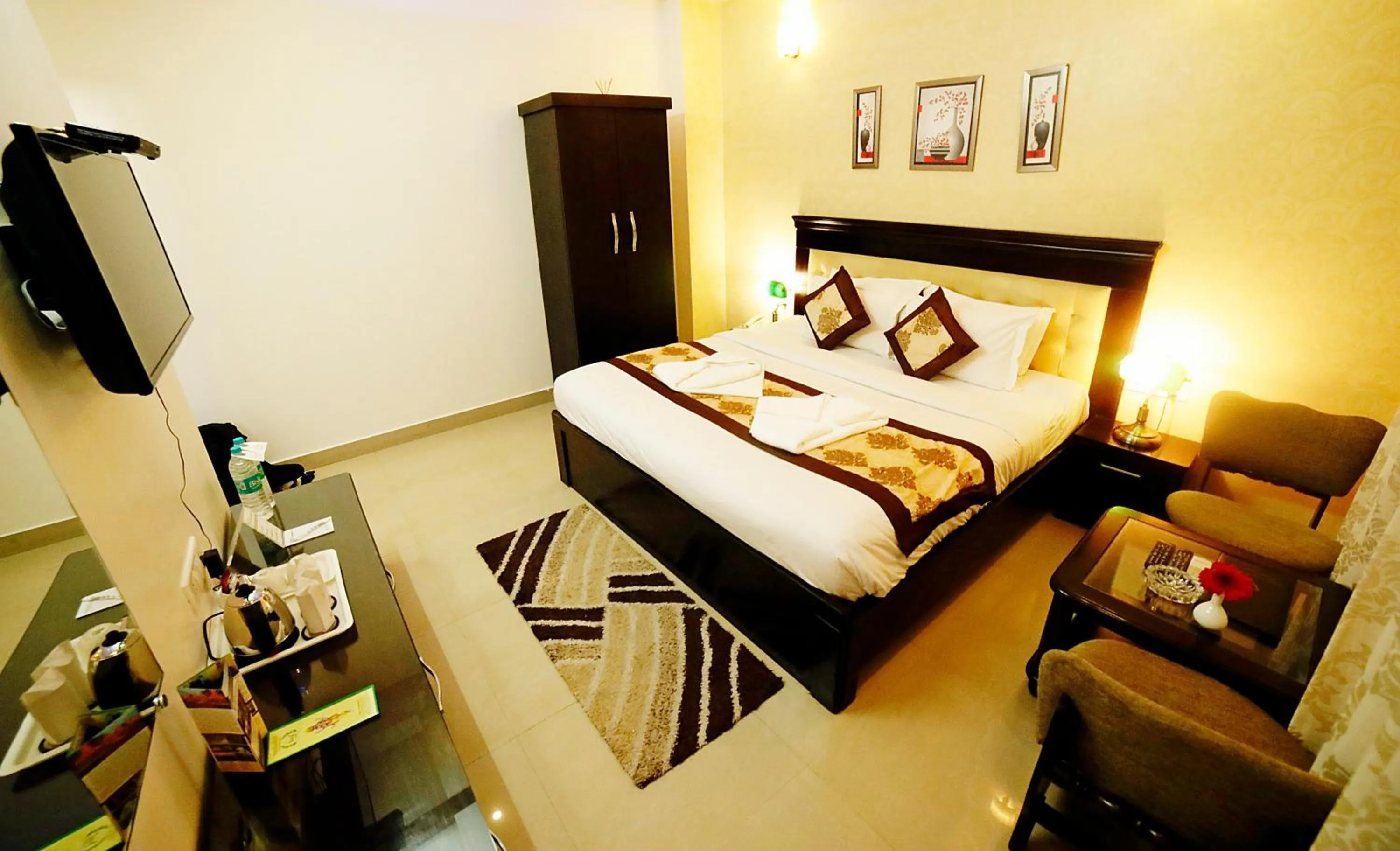 Bedroom, Bed in Hotel Yog Vashishth