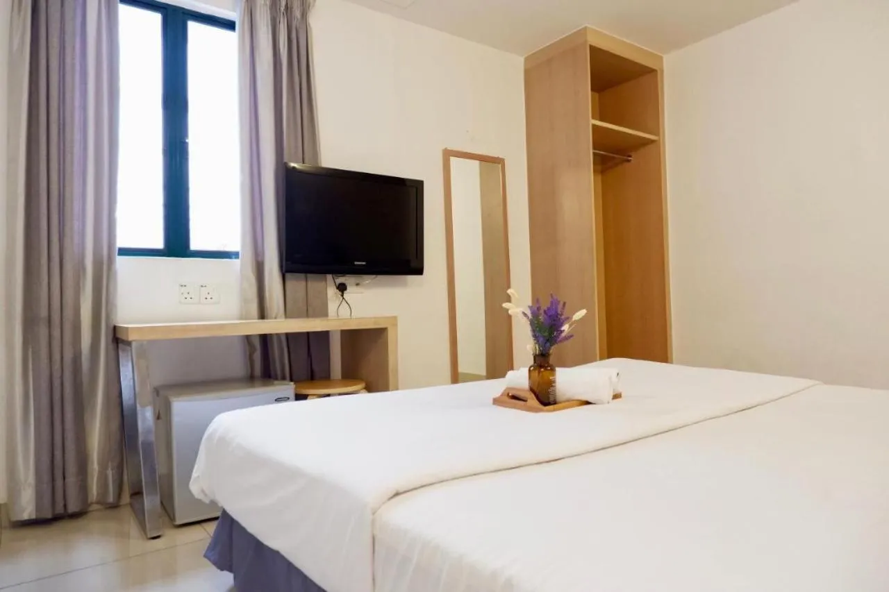 Bedroom, TV/Entertainment Center in Iris Garden Hotel