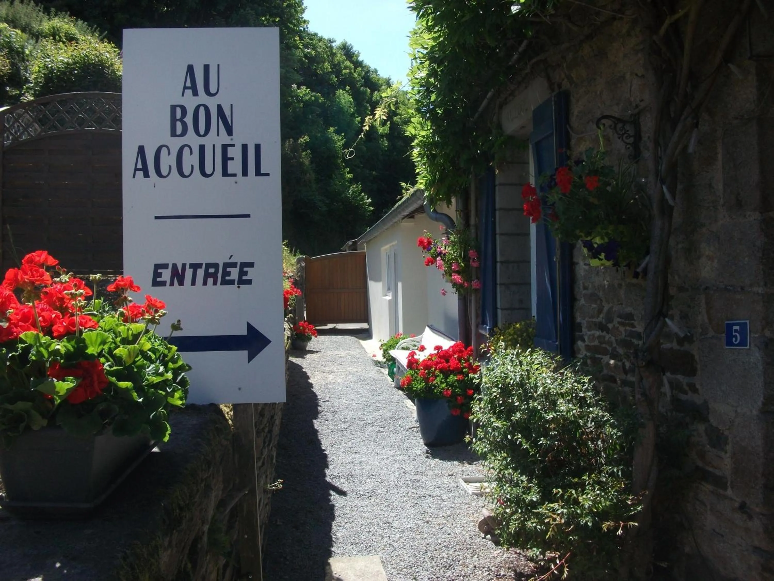 Facade/entrance in Au Bon Accueil