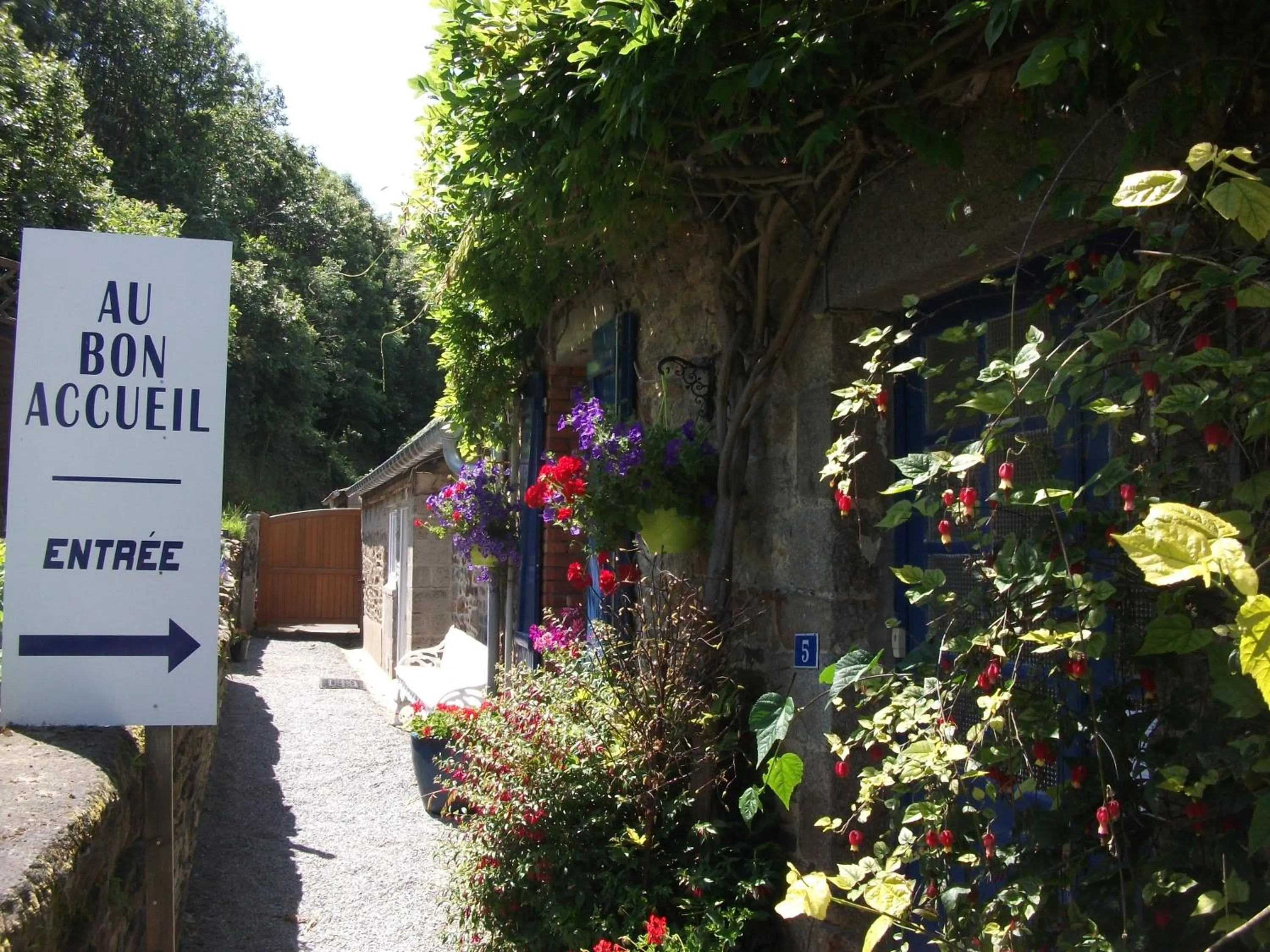 Facade/entrance in Au Bon Accueil
