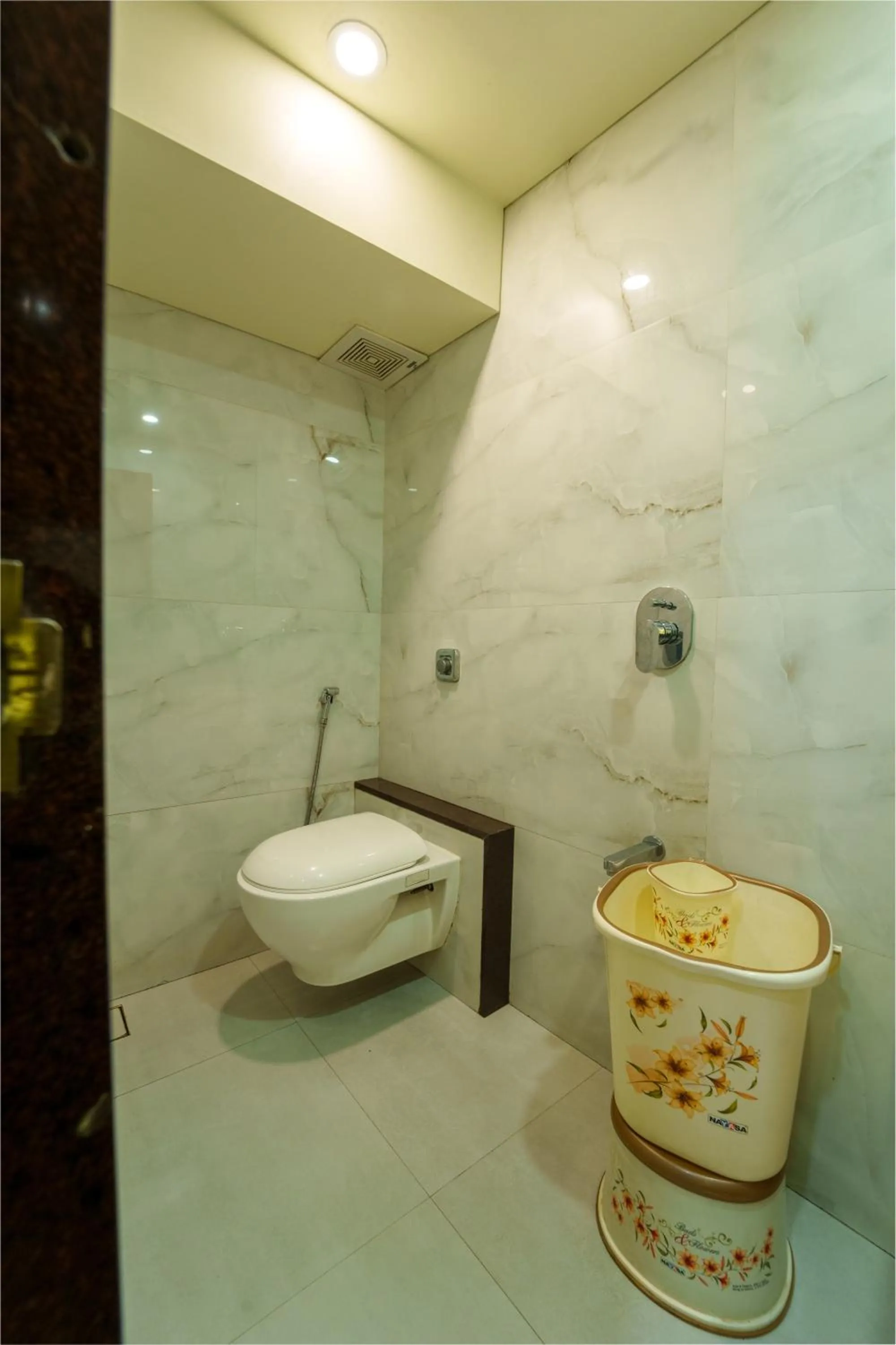 La Hotel Metro near BKC