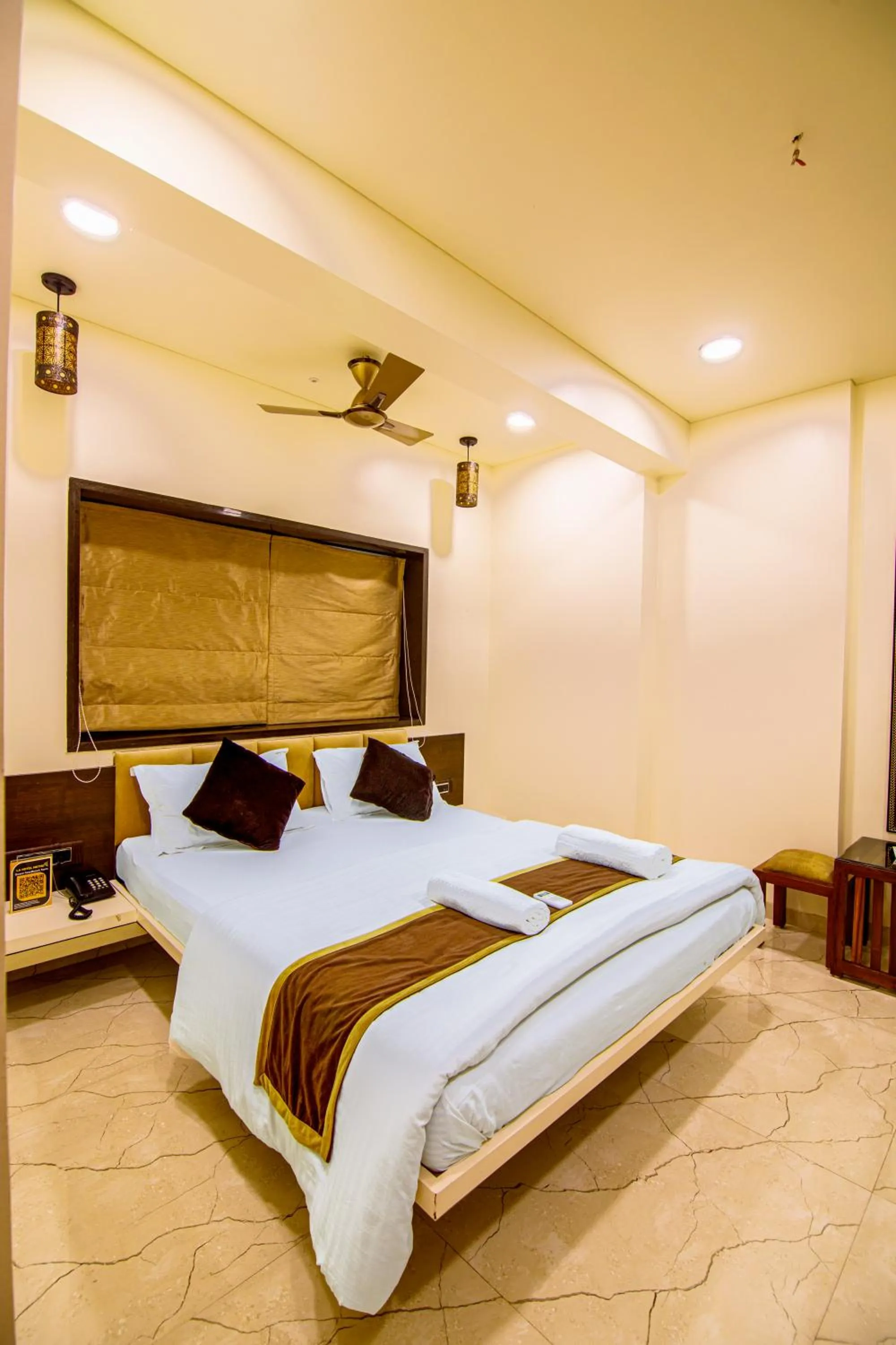 Photo of the whole room, Bed in La Hotel Metro near BKC