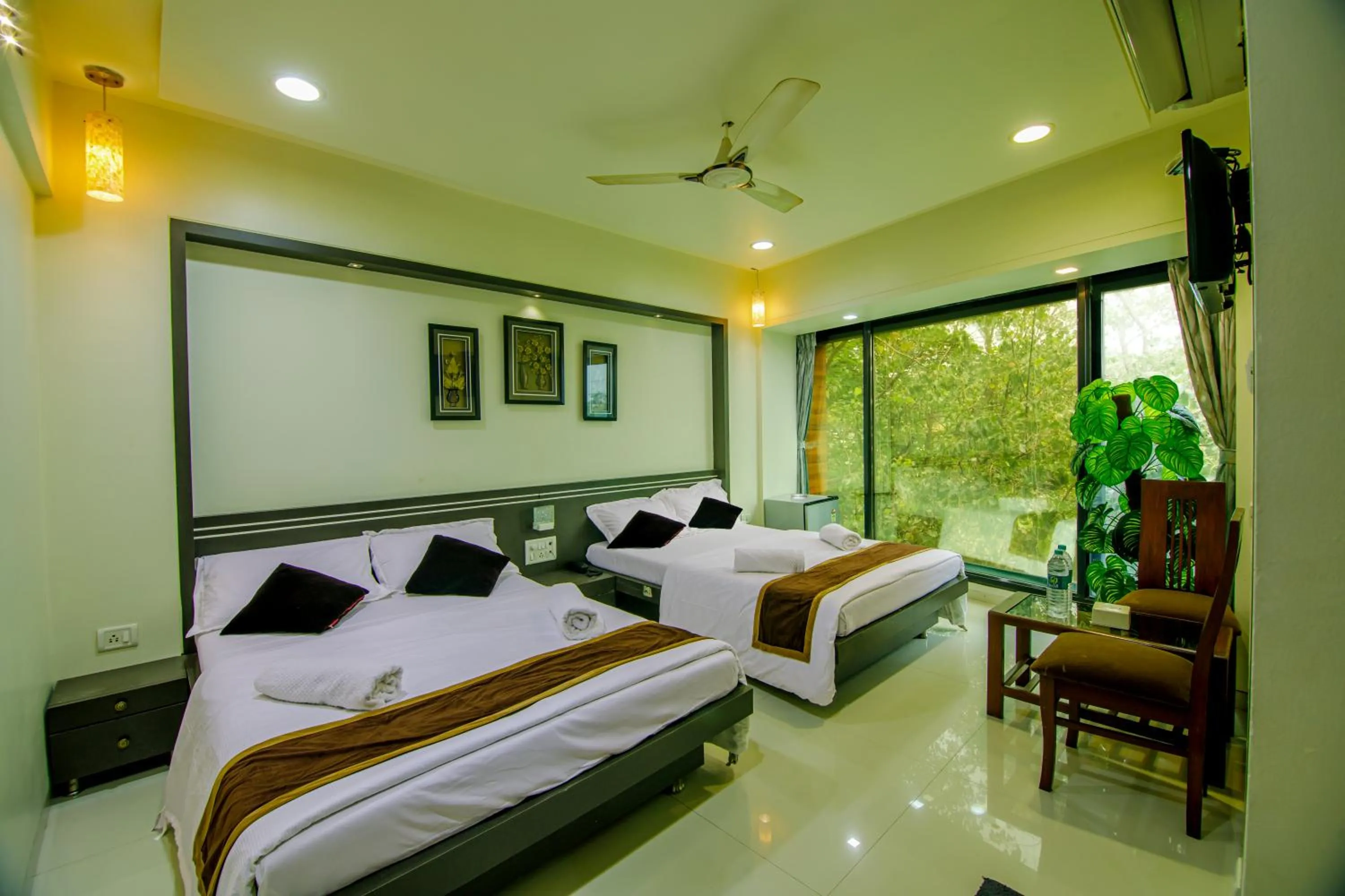 Photo of the whole room, Bed in La Hotel Metro near BKC