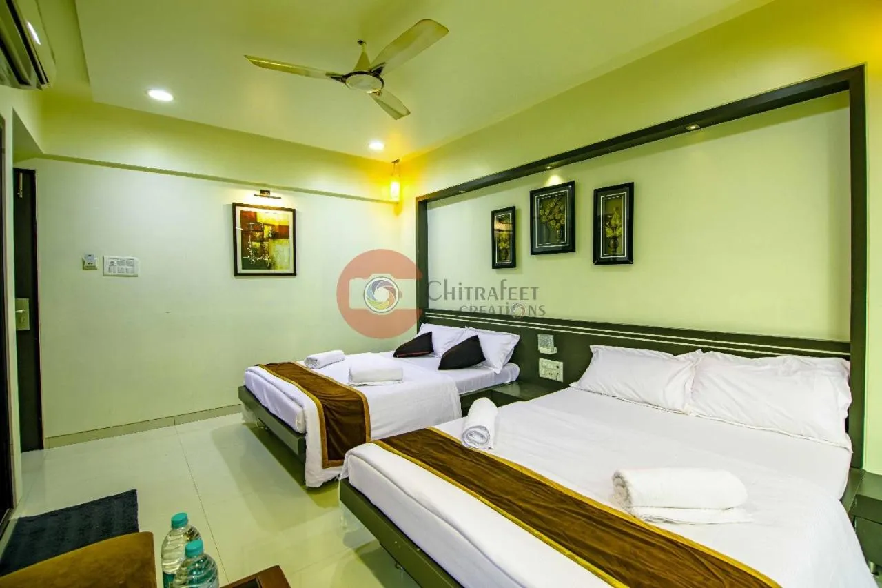 Photo of the whole room, Bed in La Hotel Metro near BKC