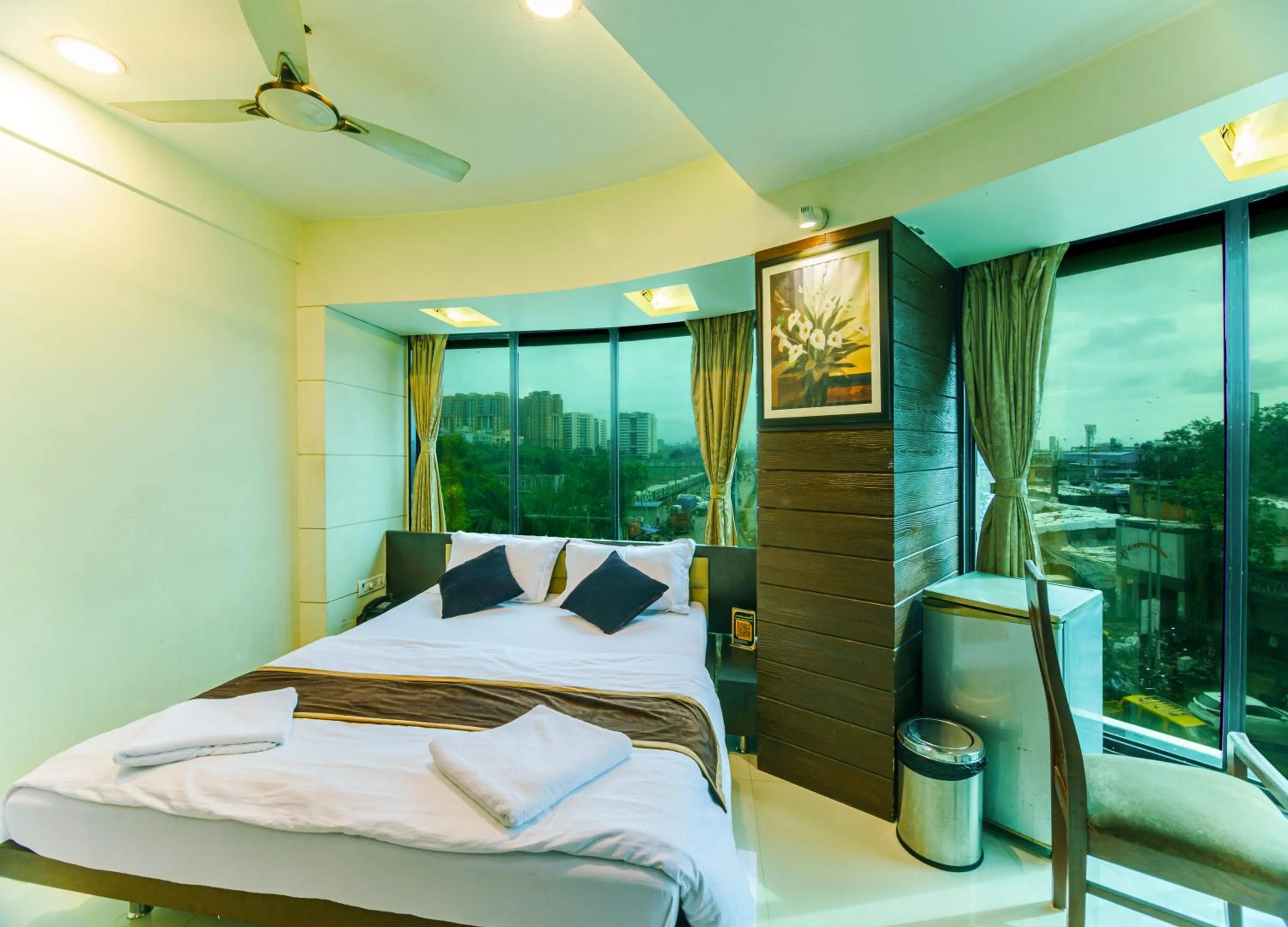 Photo of the whole room, Bed in La Hotel Metro near BKC