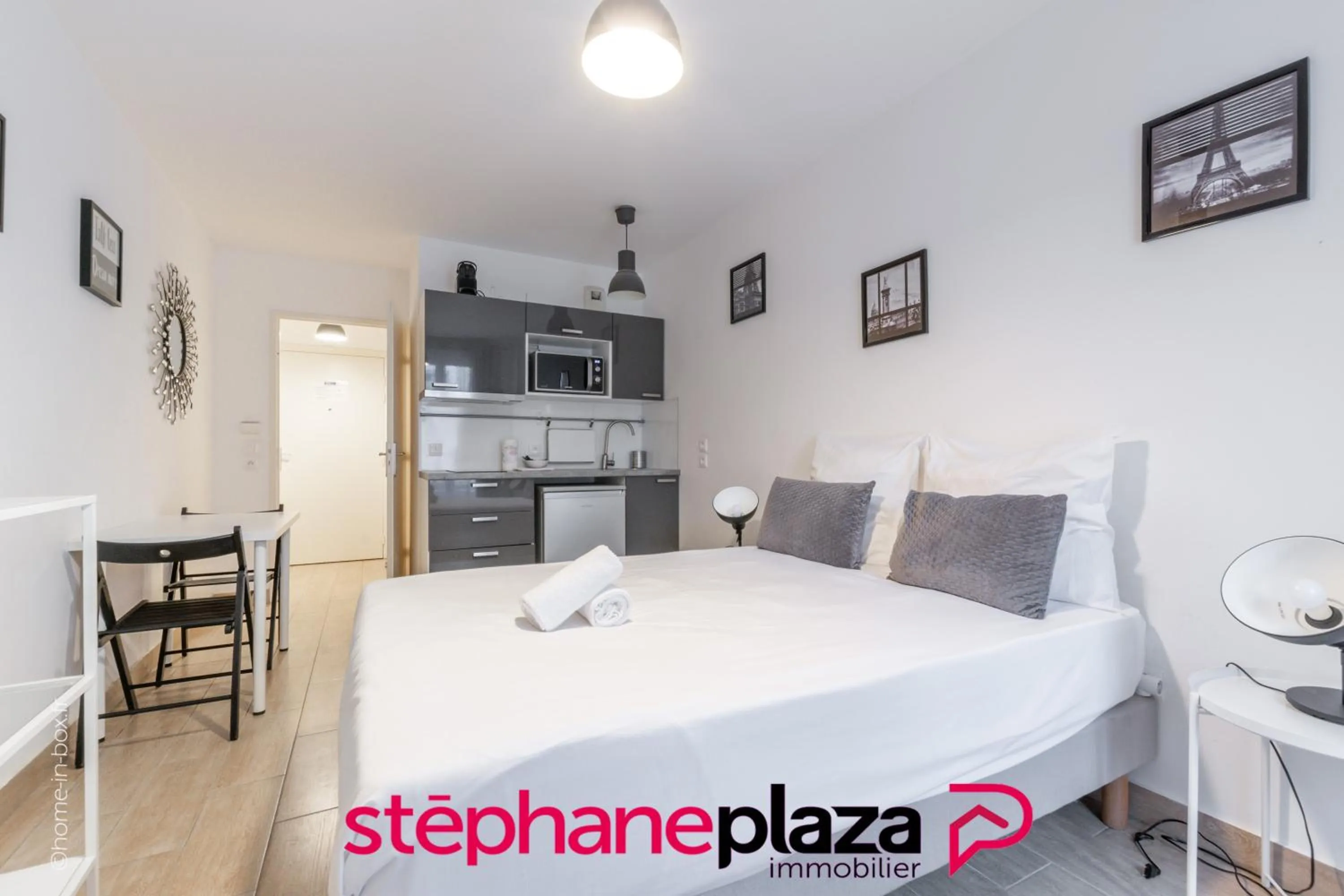 Bedroom in Plaza Scandinaves 05