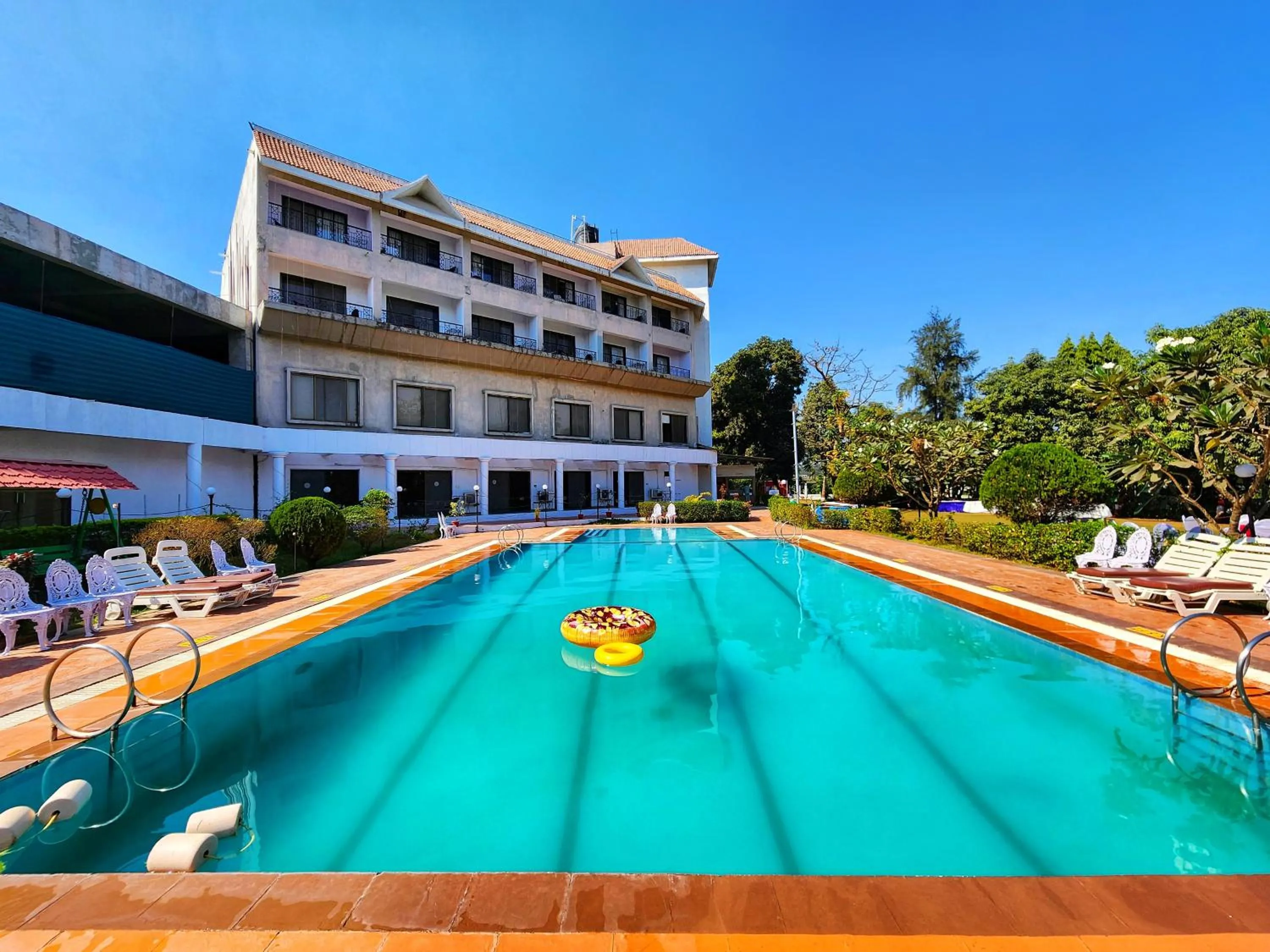 Swimming pool in VITS Kamats Resort, Silvassa