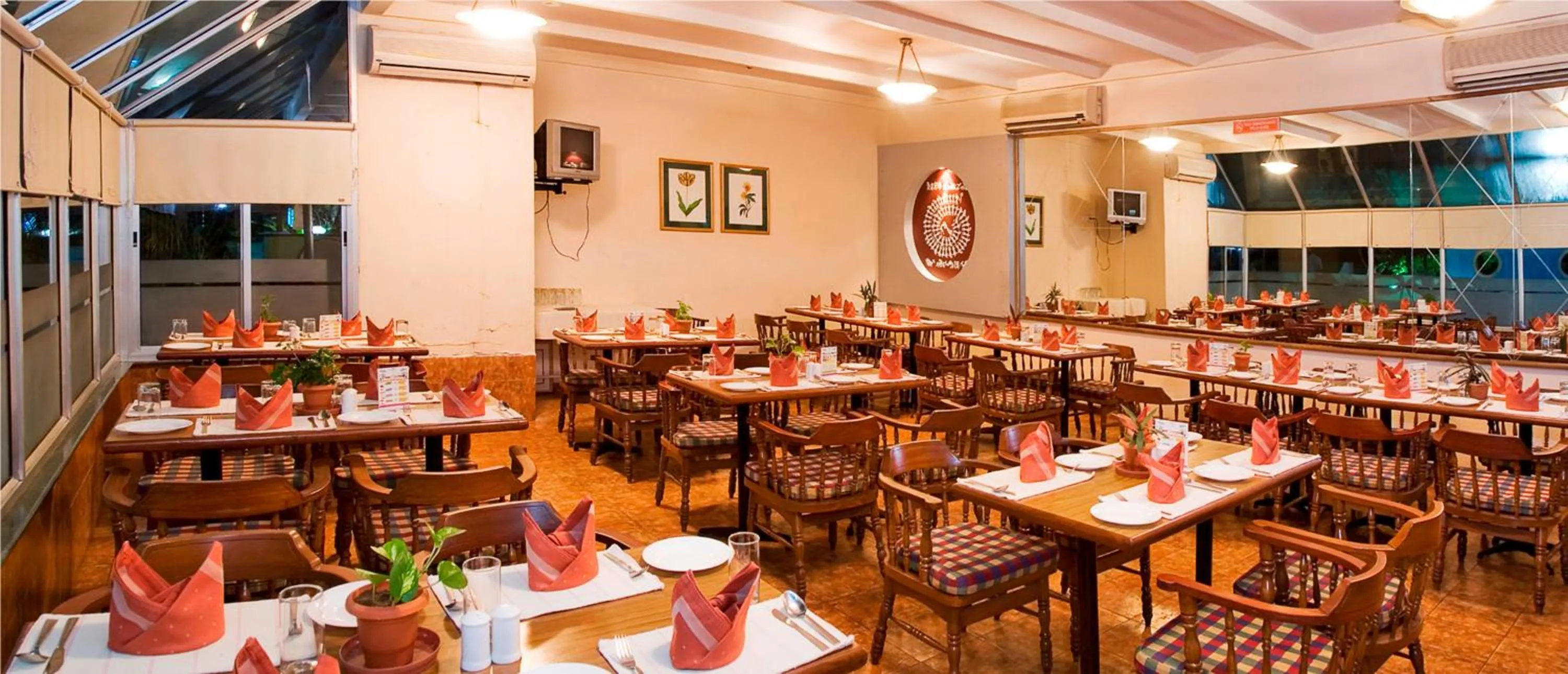 Restaurant/places to eat in VITS Kamats Resort, Silvassa