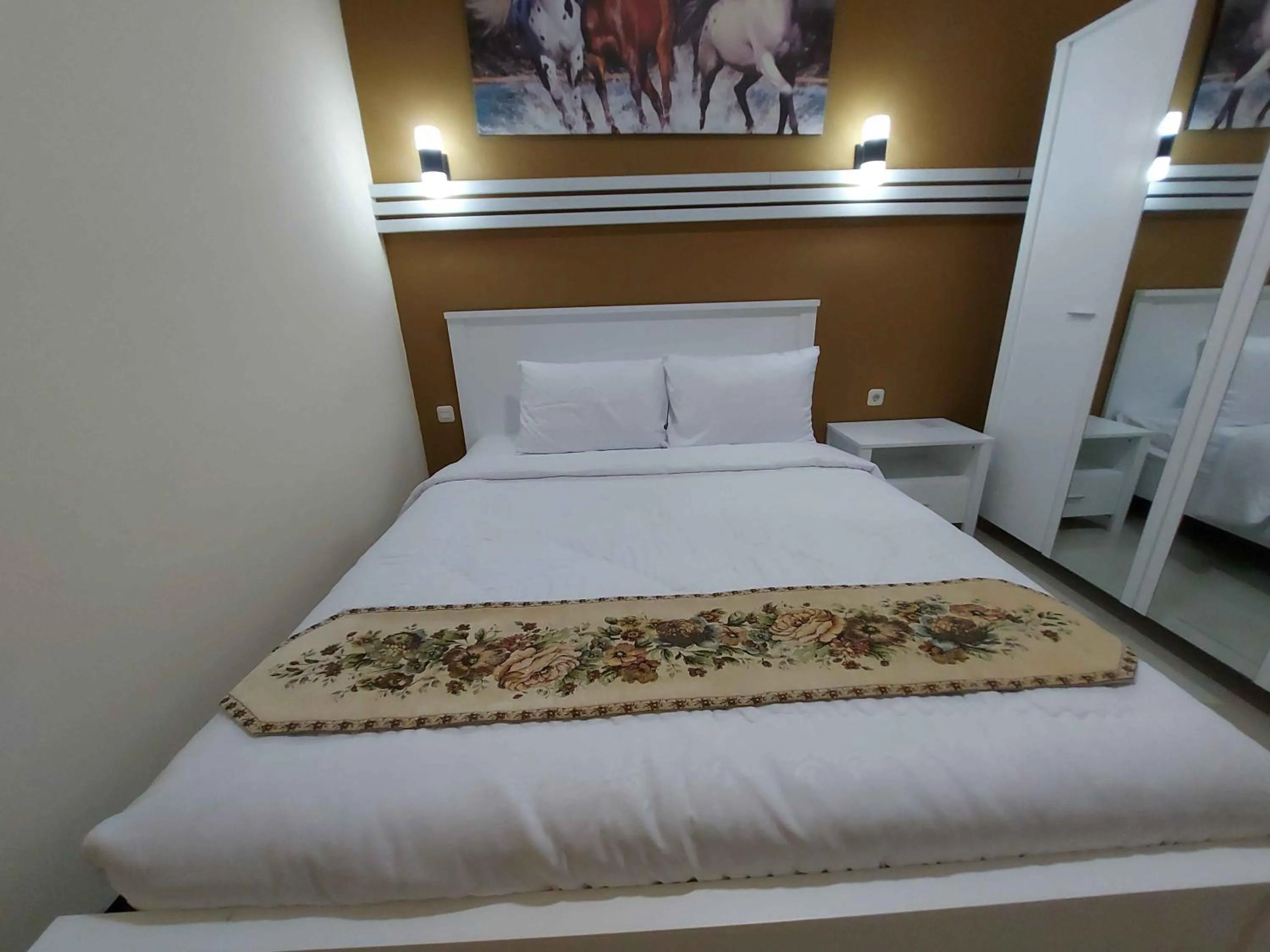 Bed in Rons City Hotel near Simpang Lima Semarang Mitra RedDoorz