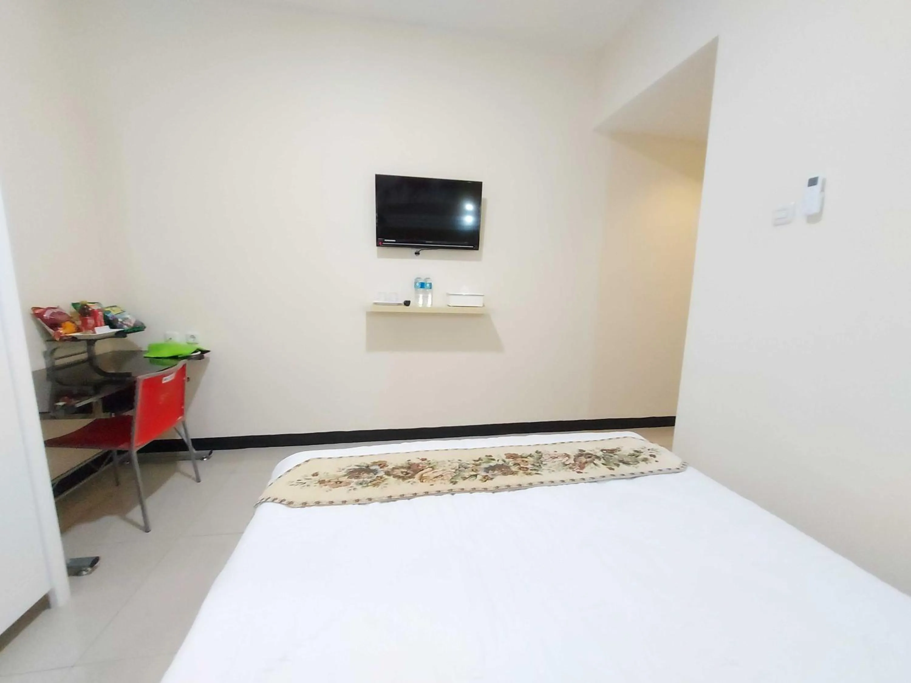 Bed in Rons City Hotel near Simpang Lima Semarang Mitra RedDoorz