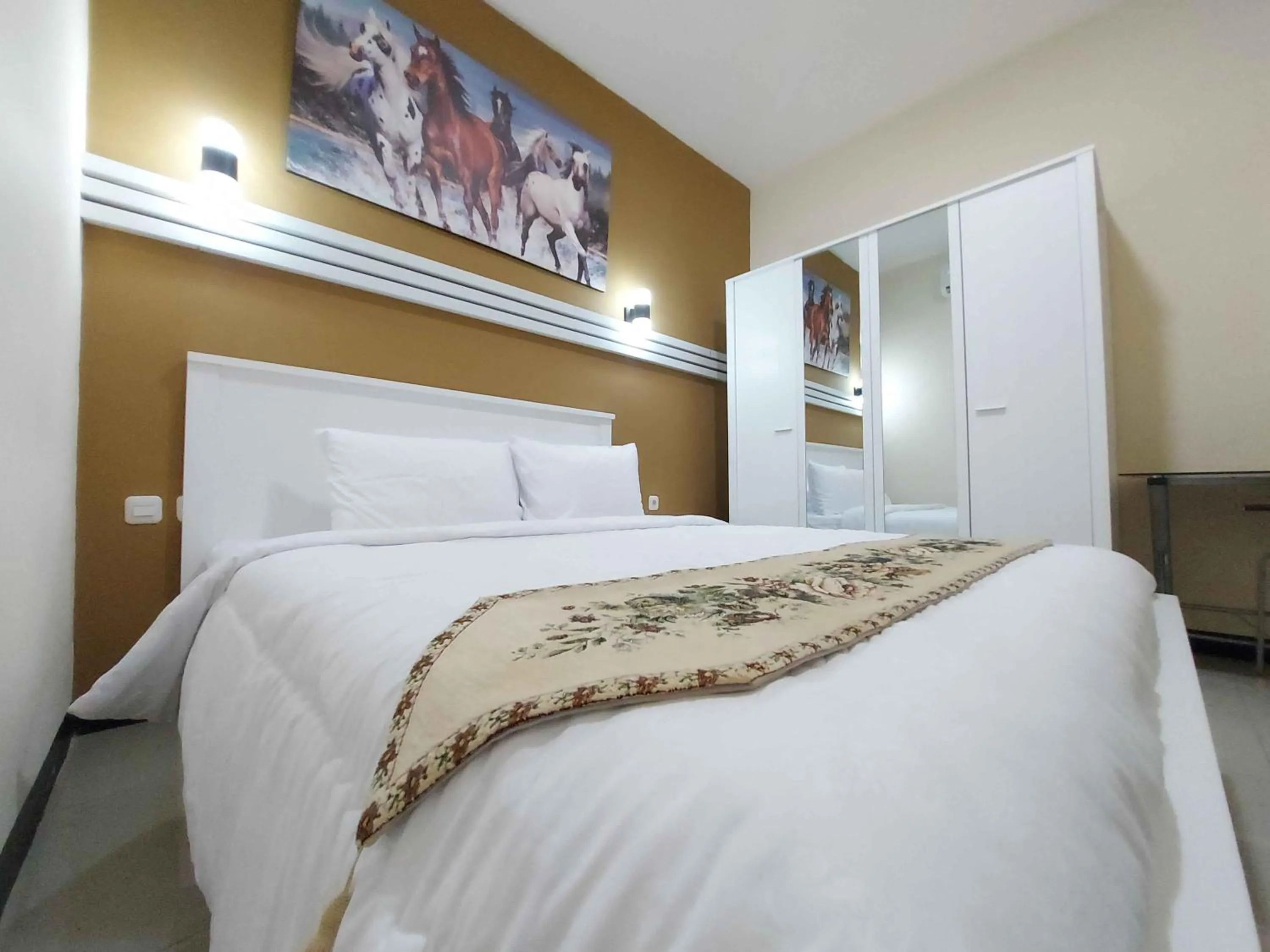 Bed in Rons City Hotel near Simpang Lima Semarang Mitra RedDoorz