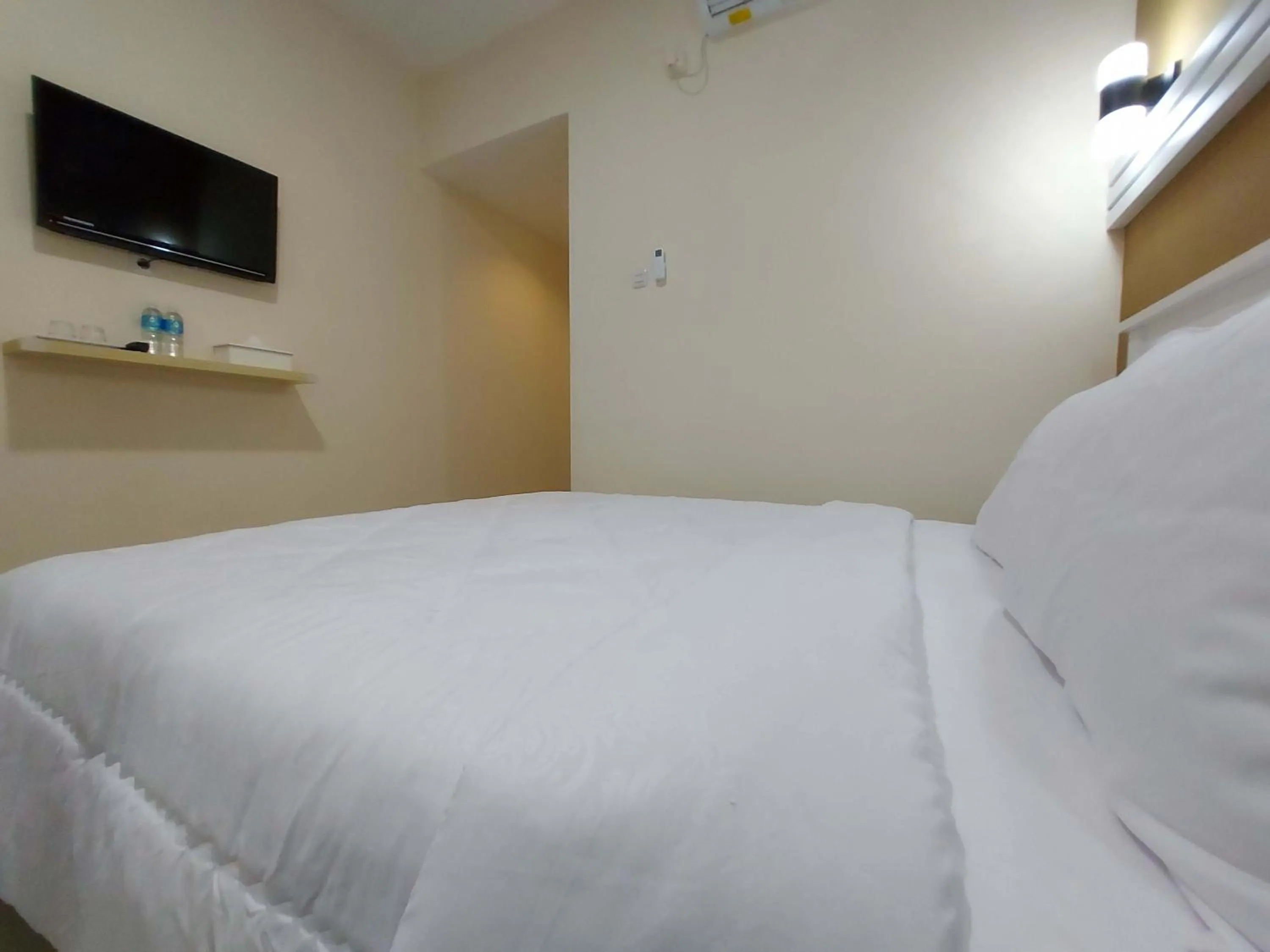 Bed in Rons City Hotel near Simpang Lima Semarang Mitra RedDoorz