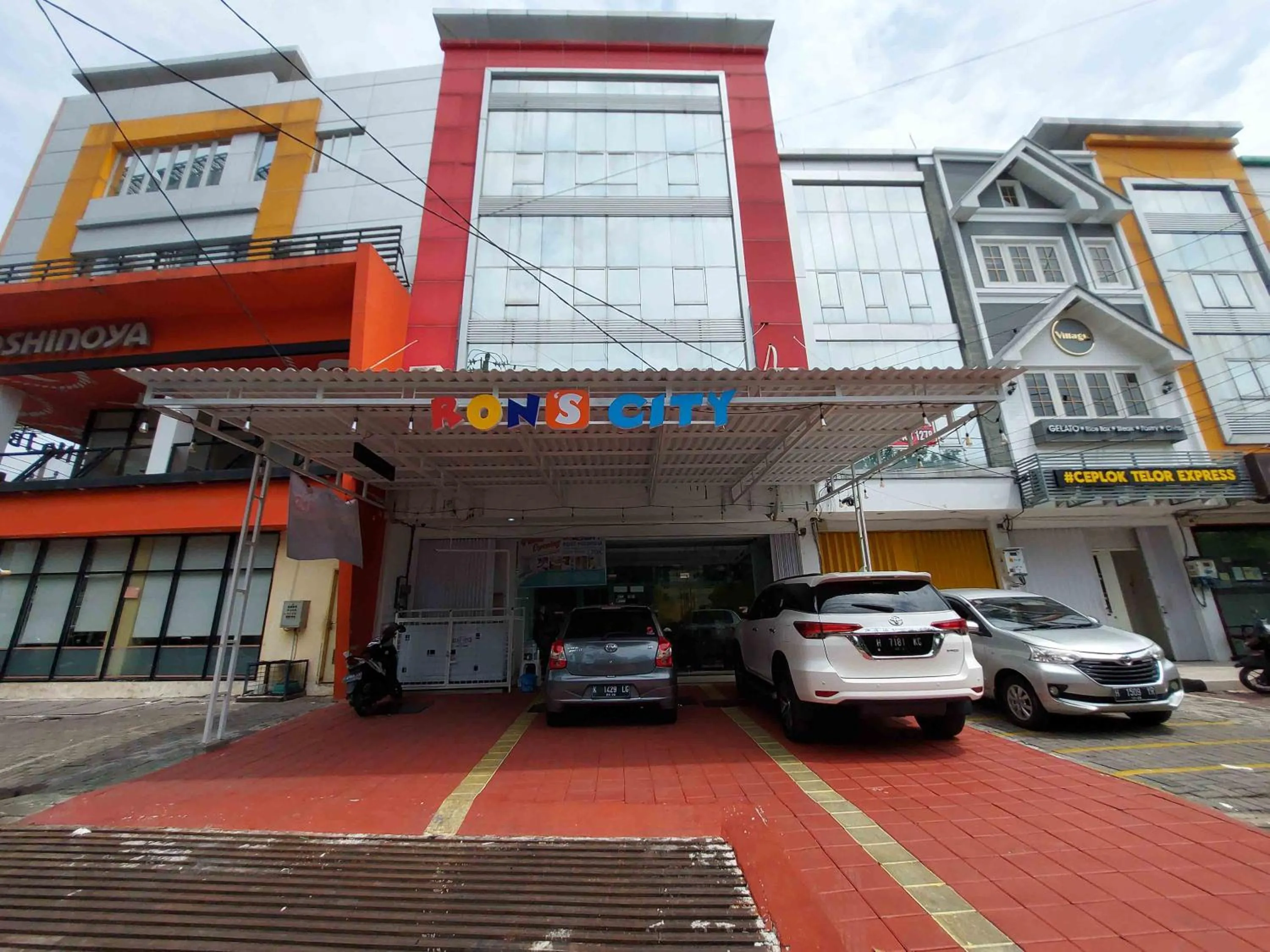 Property building in Rons City Hotel near Simpang Lima Semarang Mitra RedDoorz