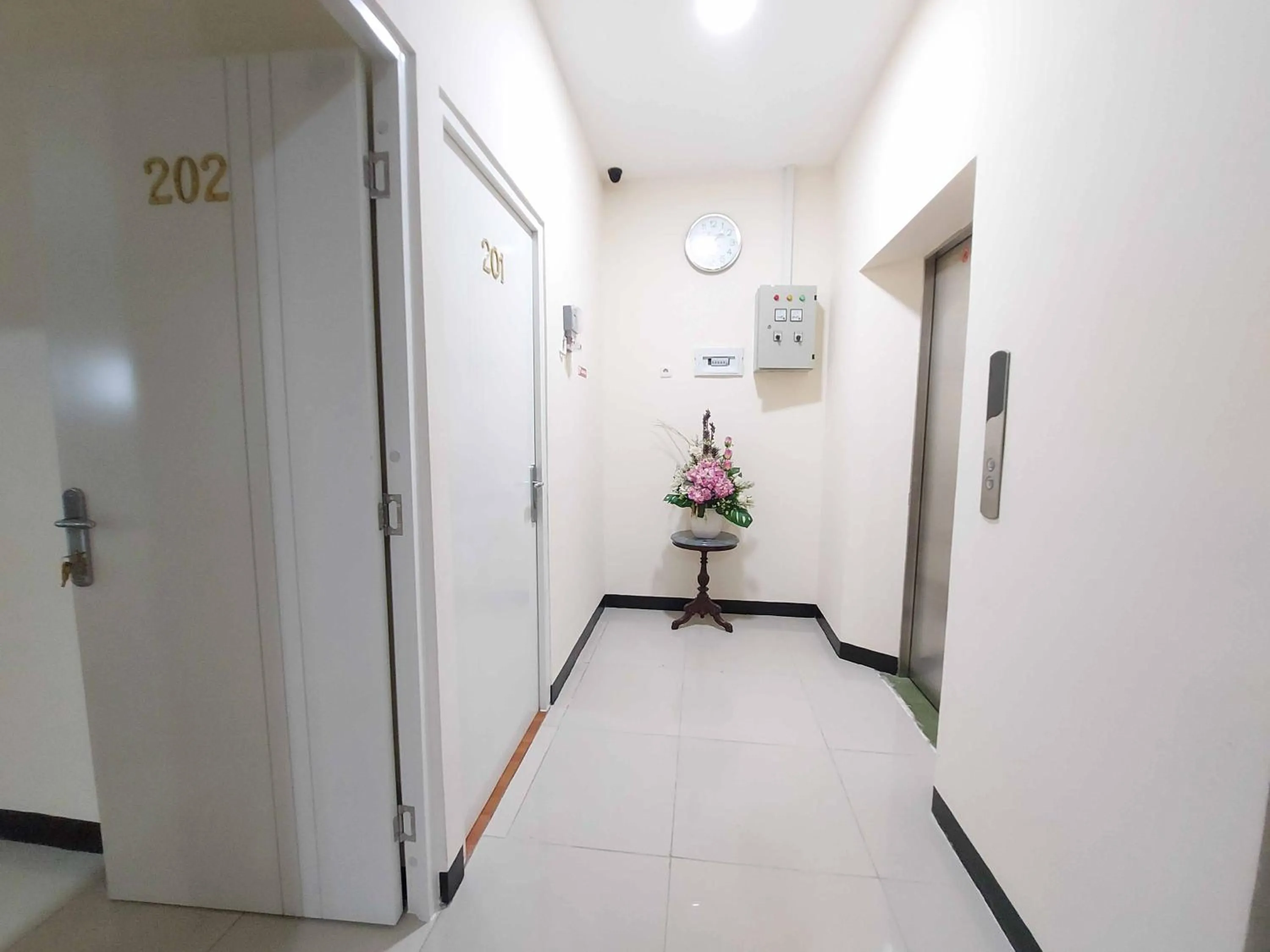 Facade/entrance in Rons City Hotel near Simpang Lima Semarang Mitra RedDoorz