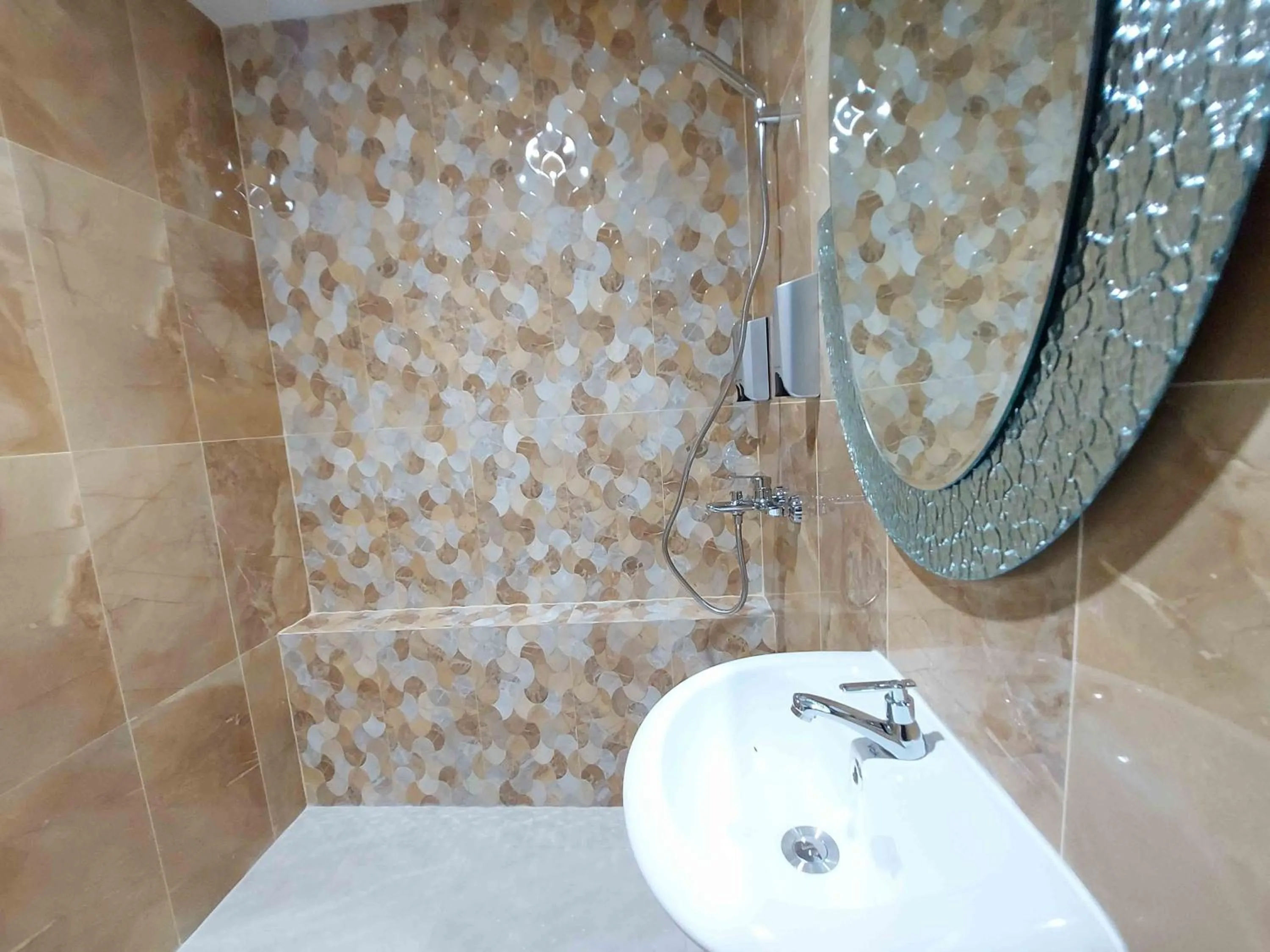 Bathroom in Rons City Hotel near Simpang Lima Semarang Mitra RedDoorz