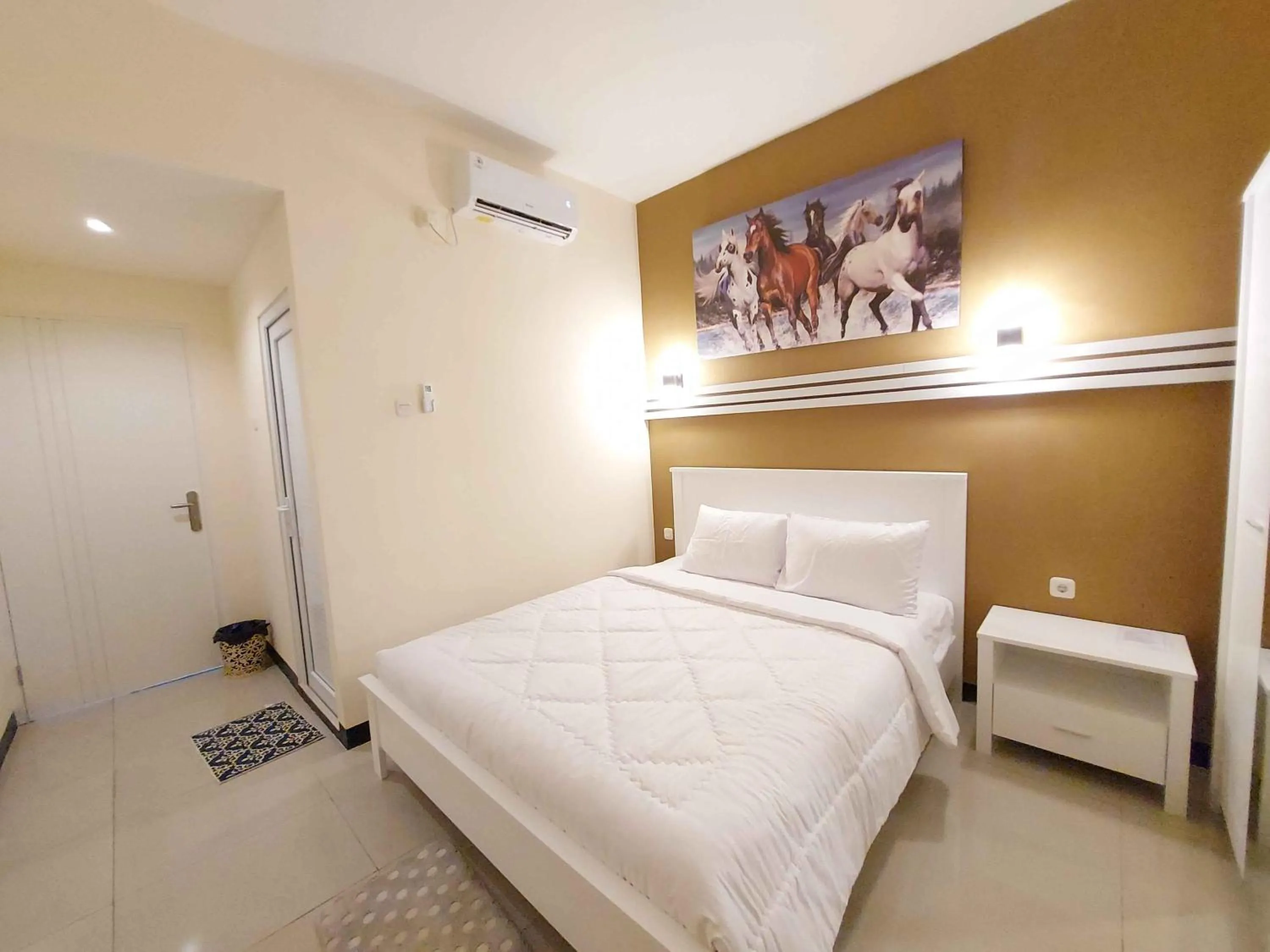 Bedroom, Bed in Rons City Hotel near Simpang Lima Semarang Mitra RedDoorz