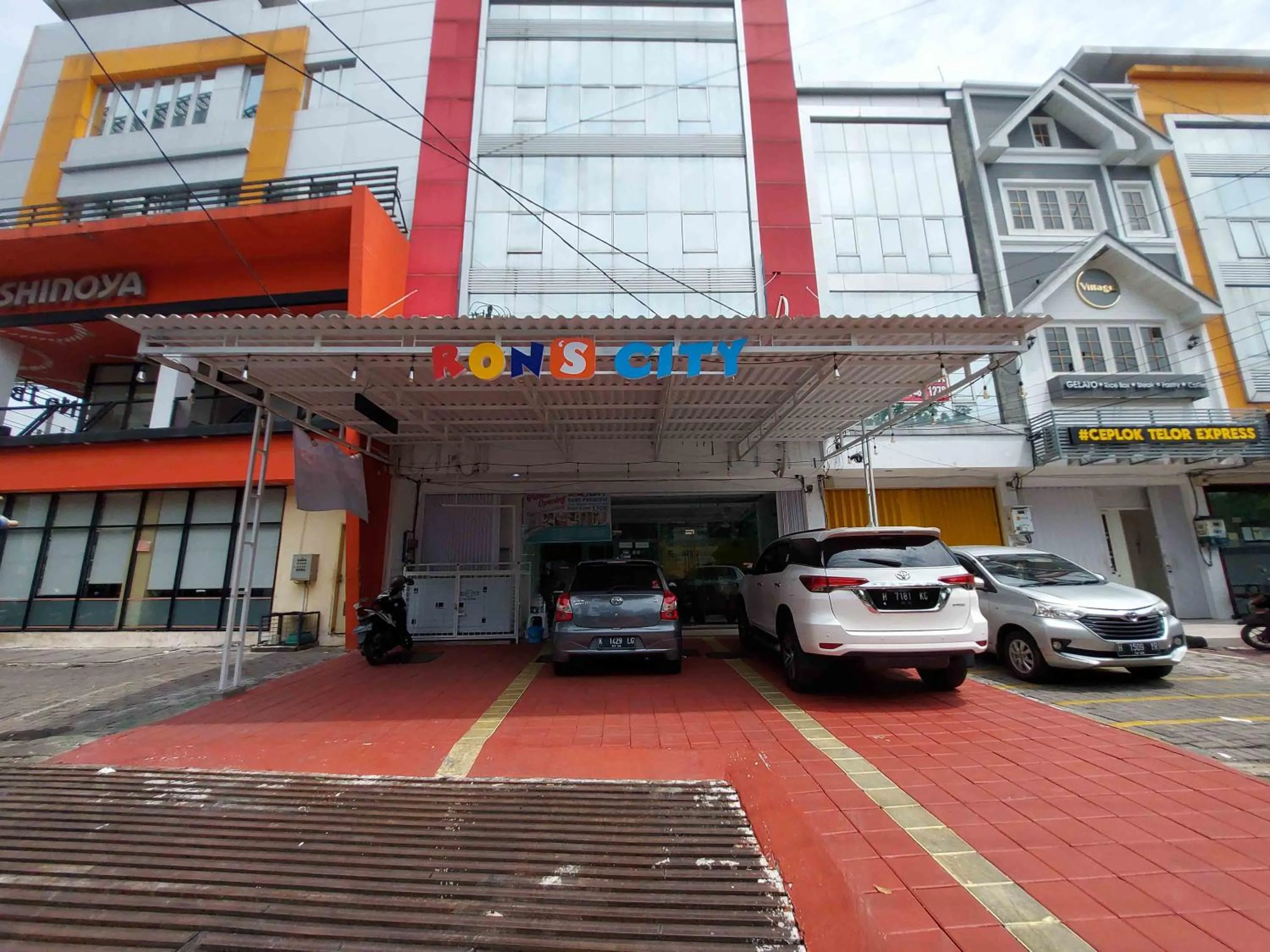Property building in Rons City Hotel near Simpang Lima Semarang Mitra RedDoorz