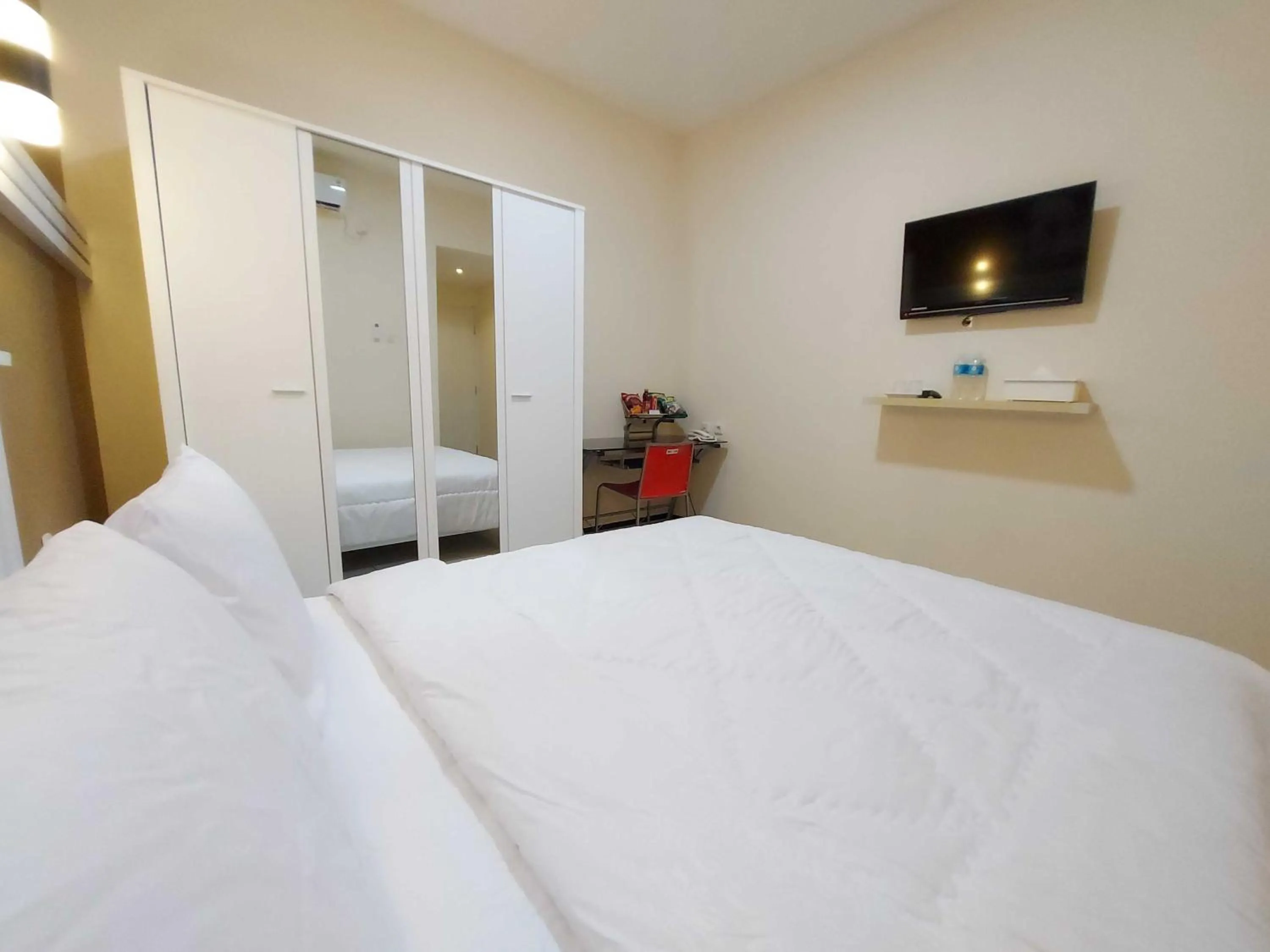 TV and multimedia, Bed in Rons City Hotel near Simpang Lima Semarang Mitra RedDoorz