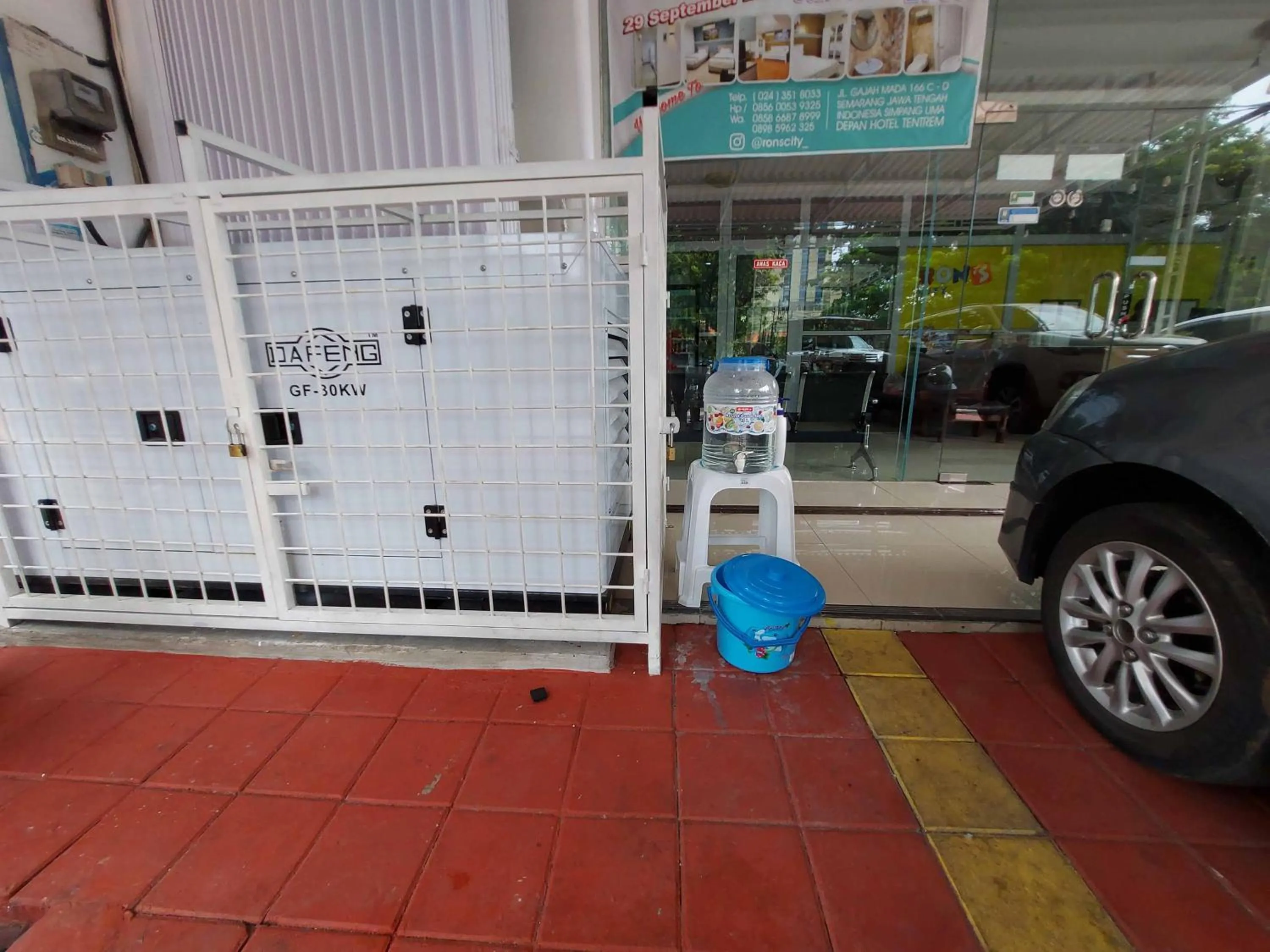 Parking in Rons City Hotel near Simpang Lima Semarang Mitra RedDoorz