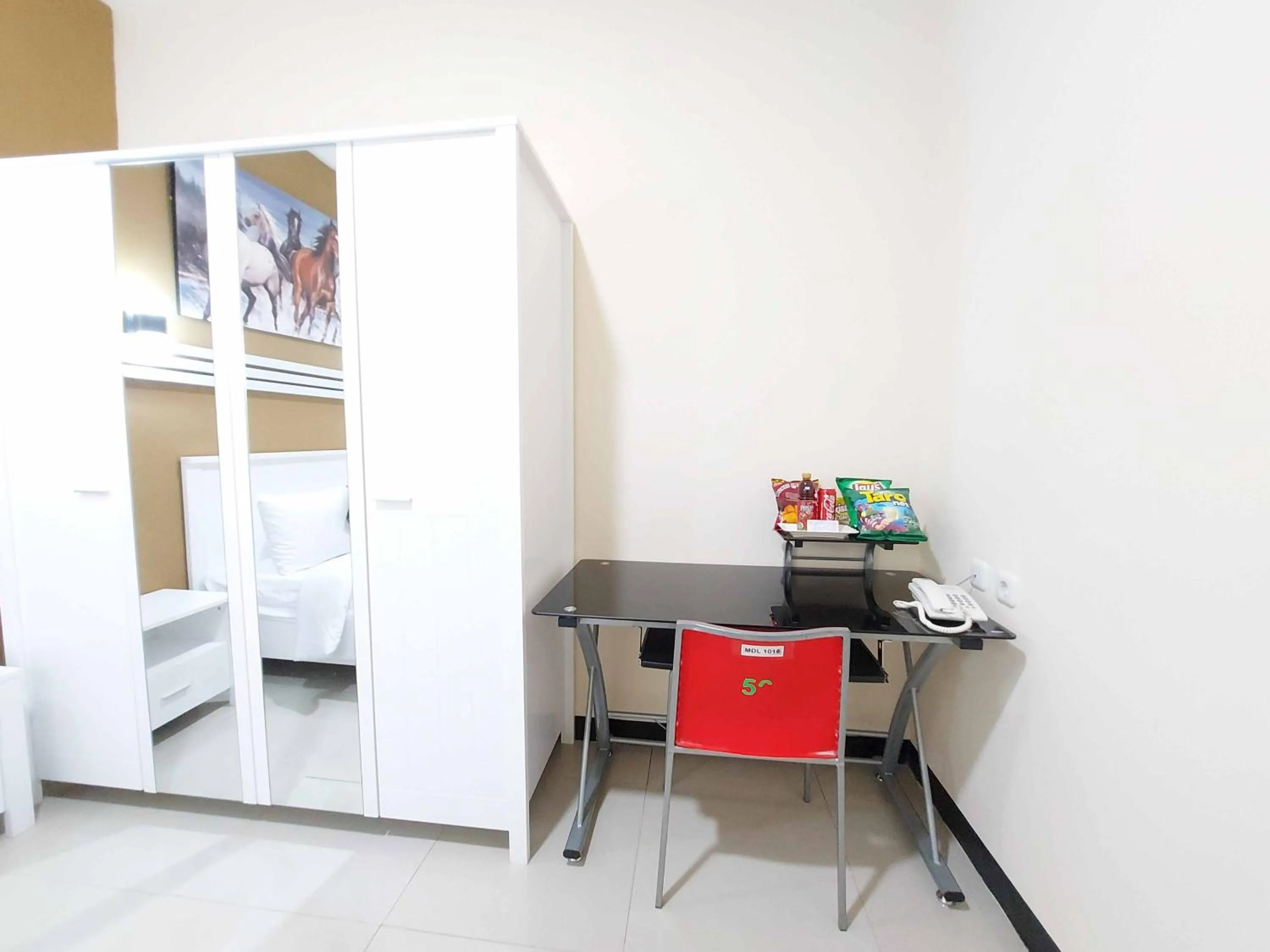 Bedroom in Rons City Hotel near Simpang Lima Semarang Mitra RedDoorz