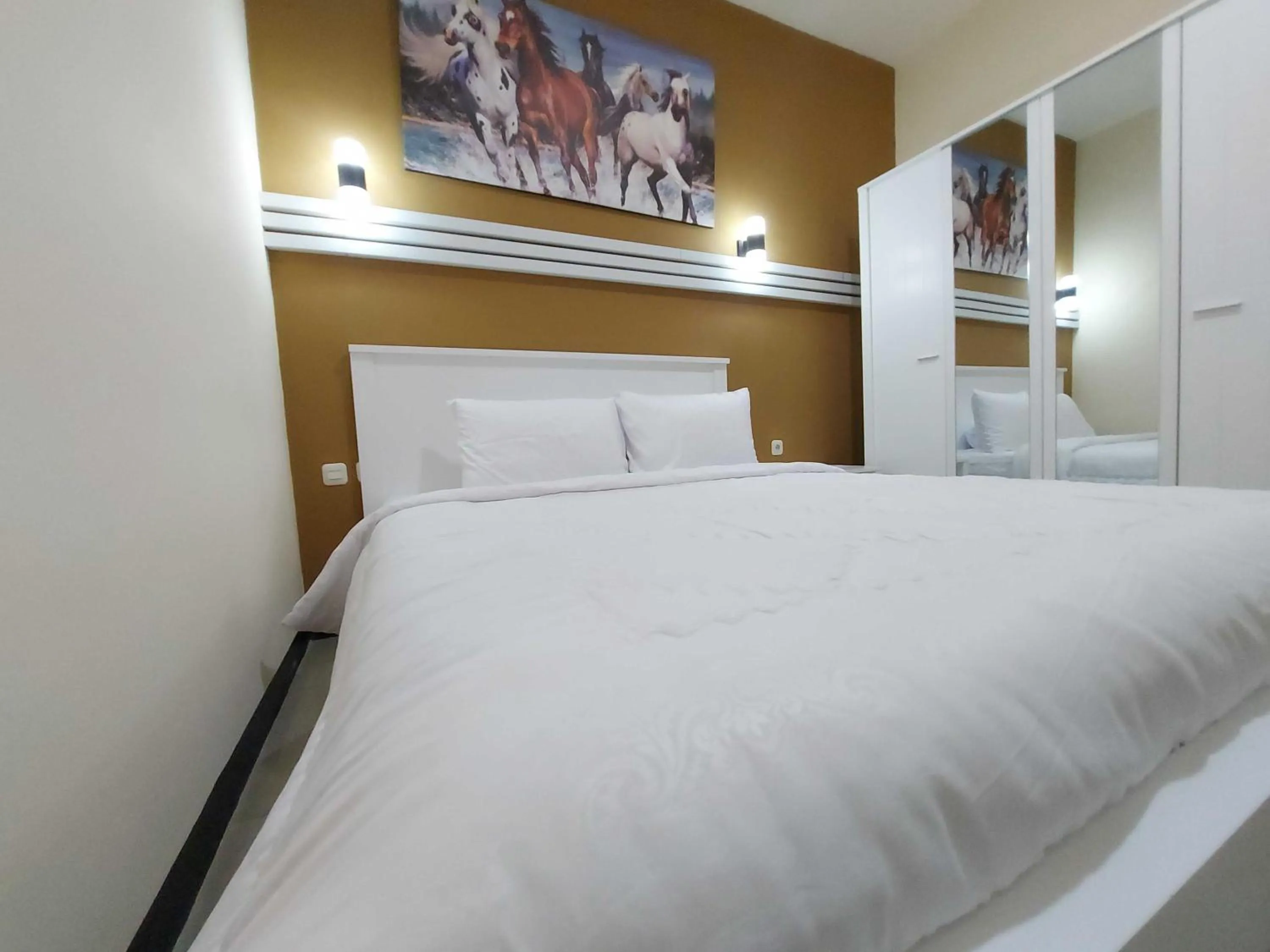 Bed in Rons City Hotel near Simpang Lima Semarang Mitra RedDoorz