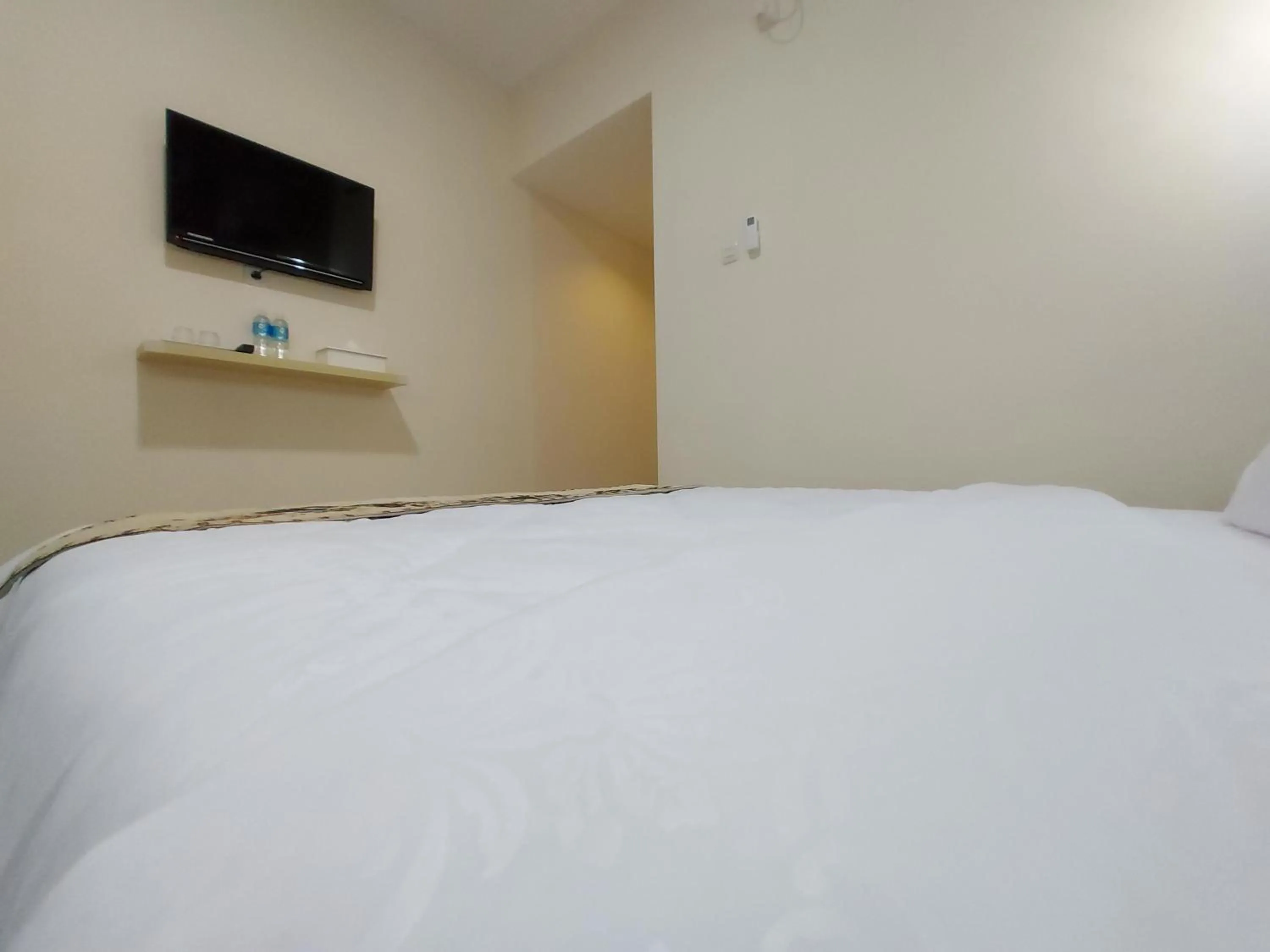 Bedroom, Bed in Rons City Hotel near Simpang Lima Semarang Mitra RedDoorz