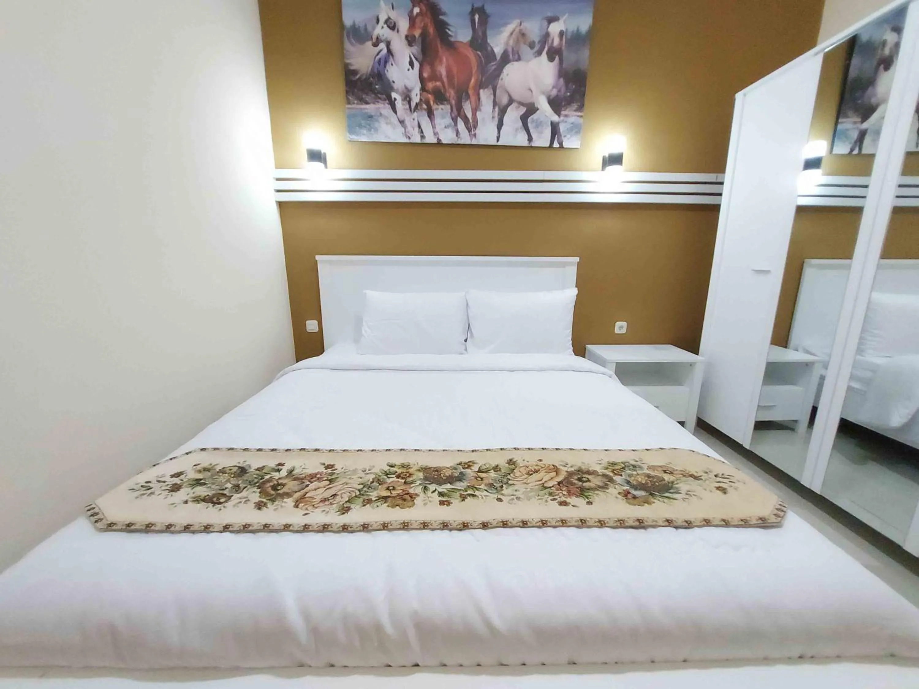 Bed in Rons City Hotel near Simpang Lima Semarang Mitra RedDoorz