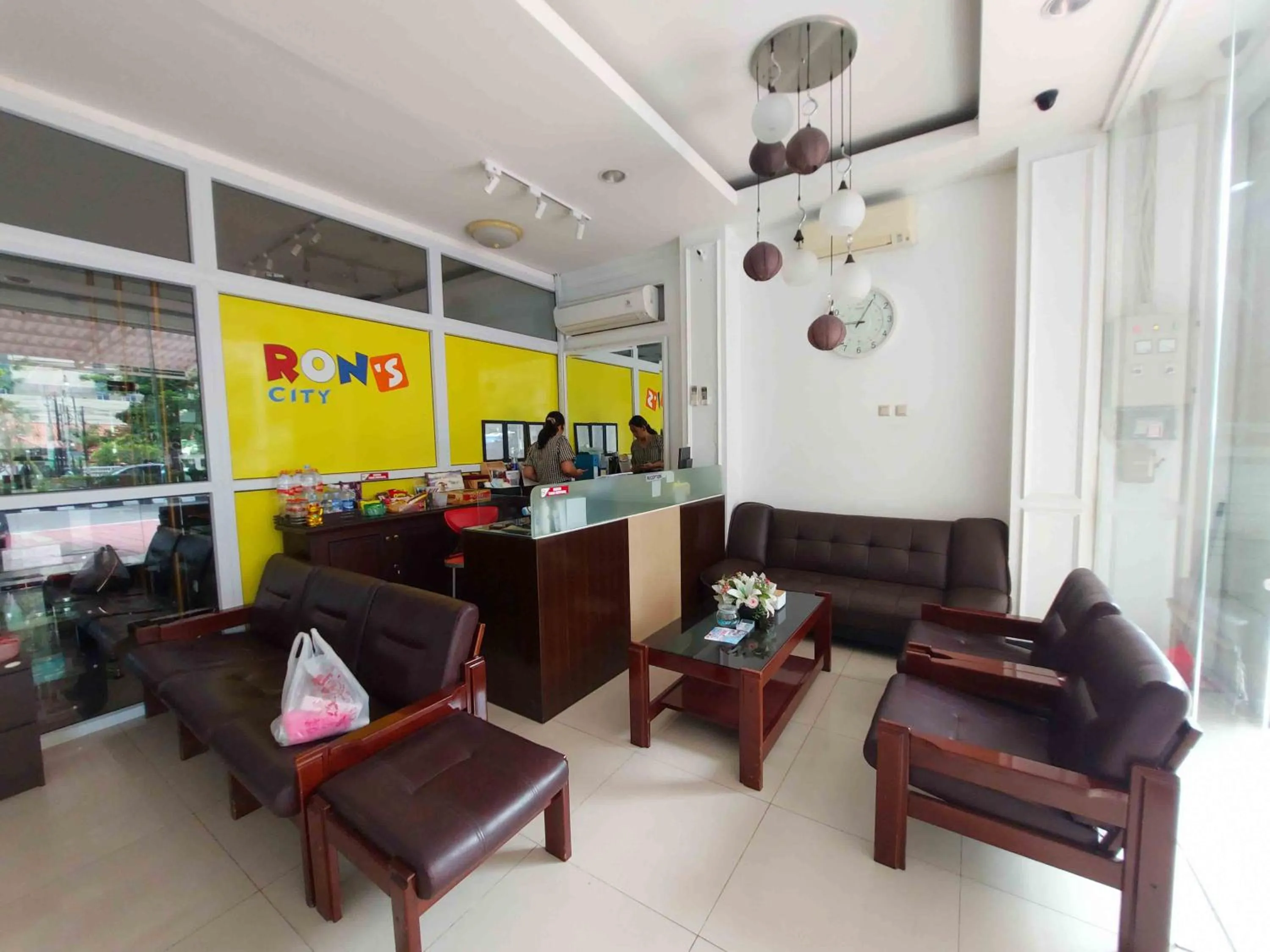 Lobby or reception in Rons City Hotel near Simpang Lima Semarang Mitra RedDoorz
