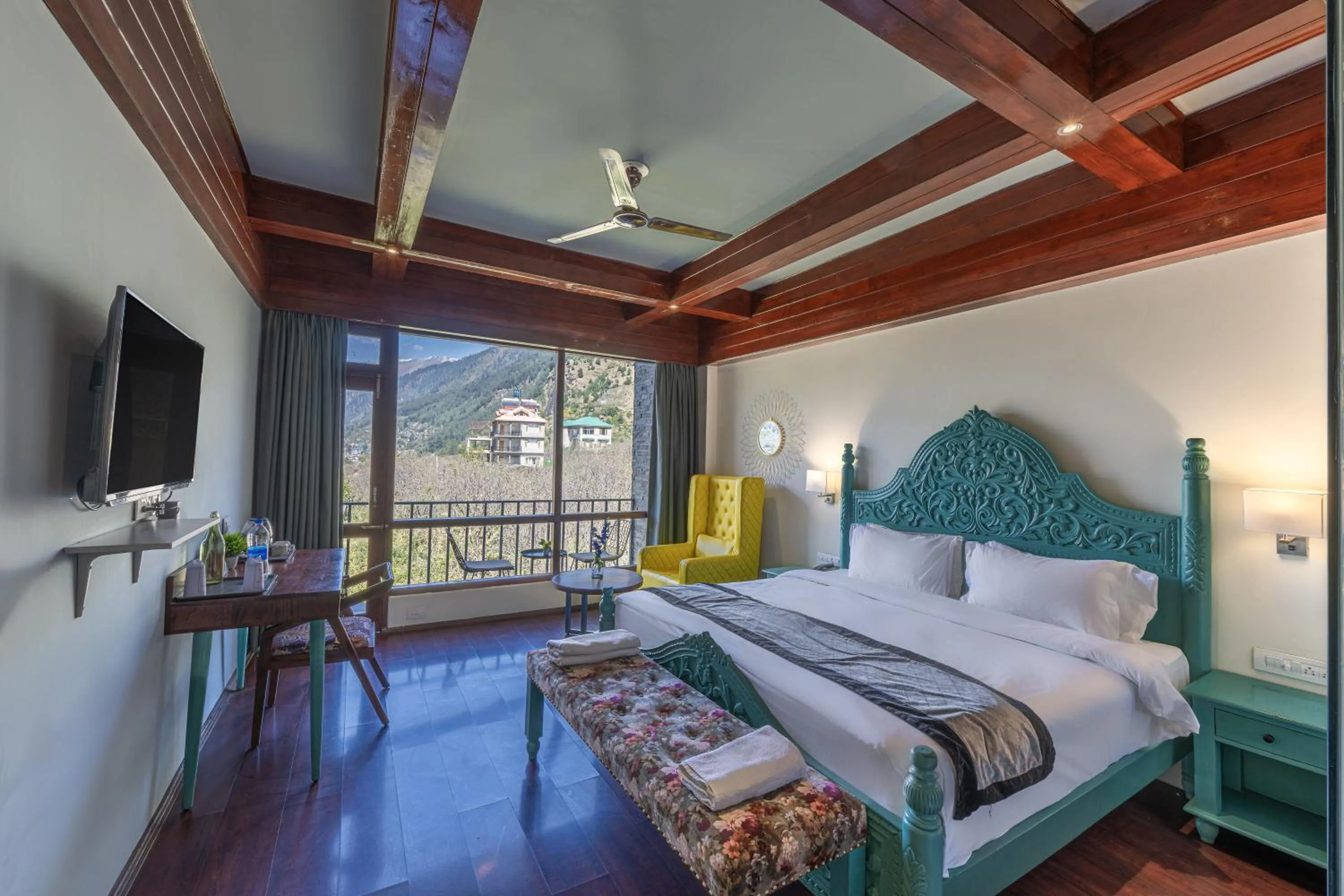 Bed in Echor Himalayan Aurum Manali