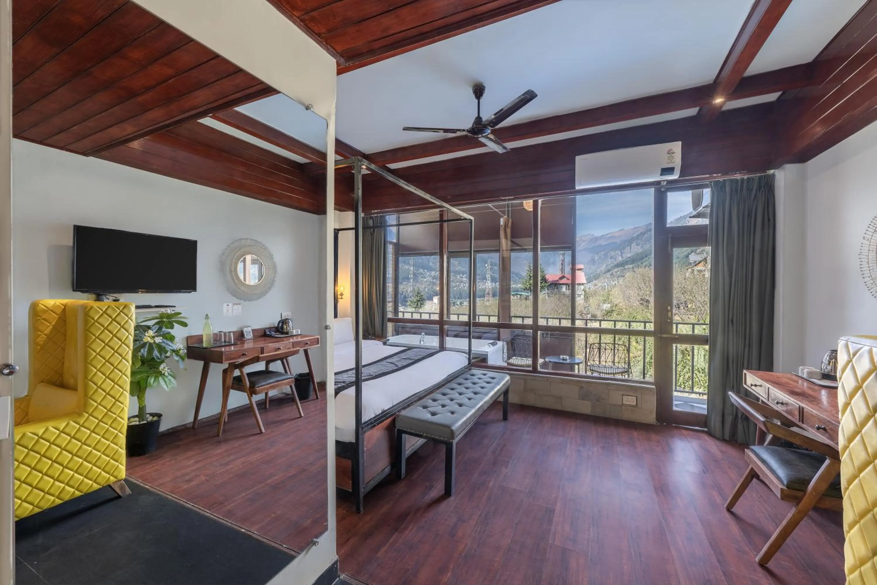 Bed in Echor Himalayan Aurum Manali