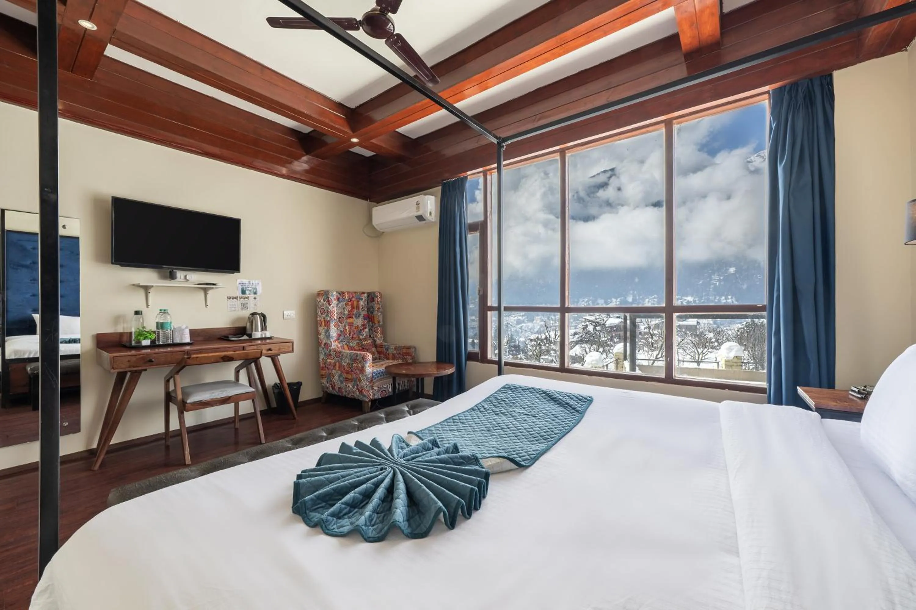 Bed in Echor Himalayan Aurum Manali