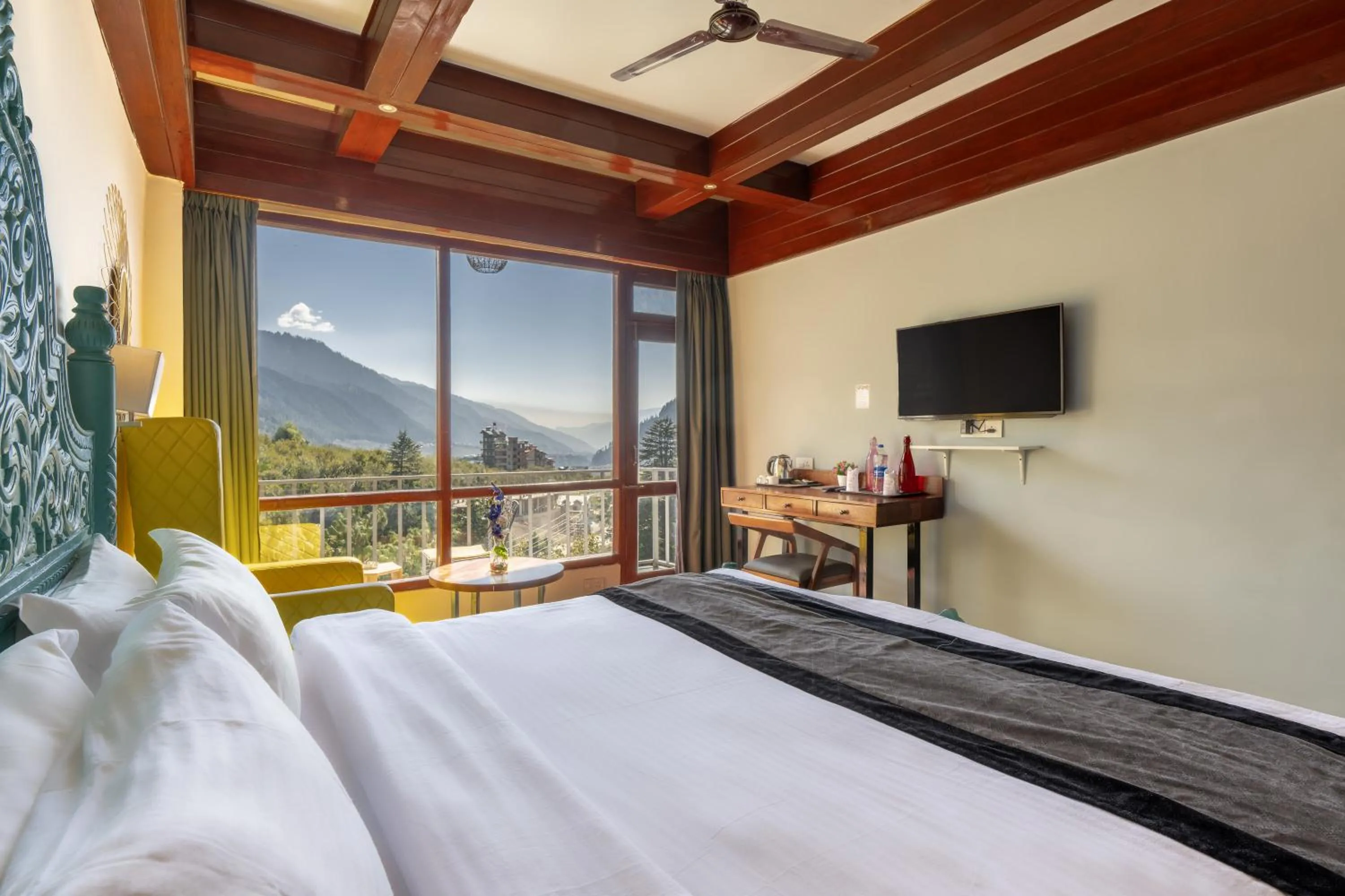 Bed in Echor Himalayan Aurum Manali