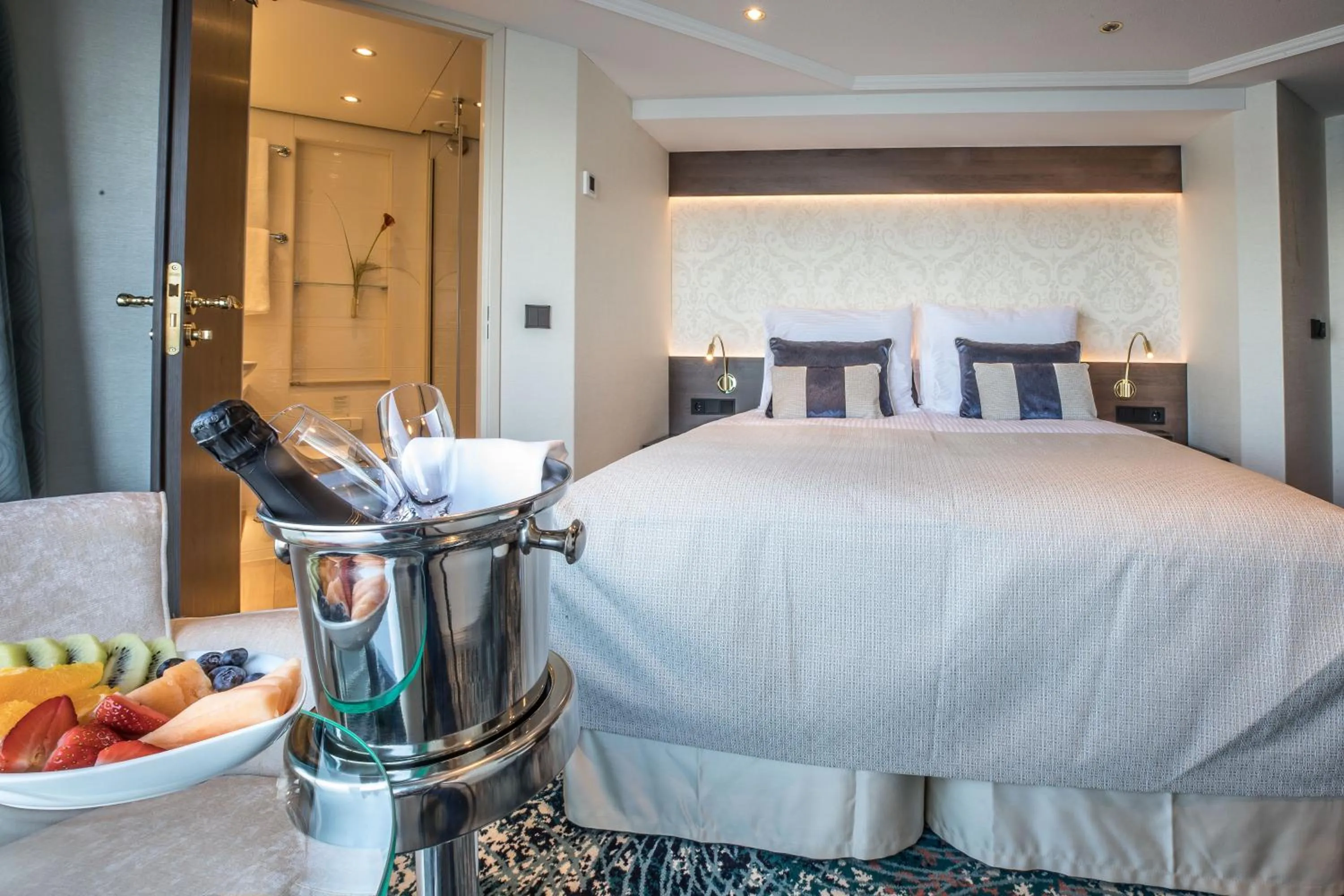 Bed in VIVA RIVERSIDE 4 Köln