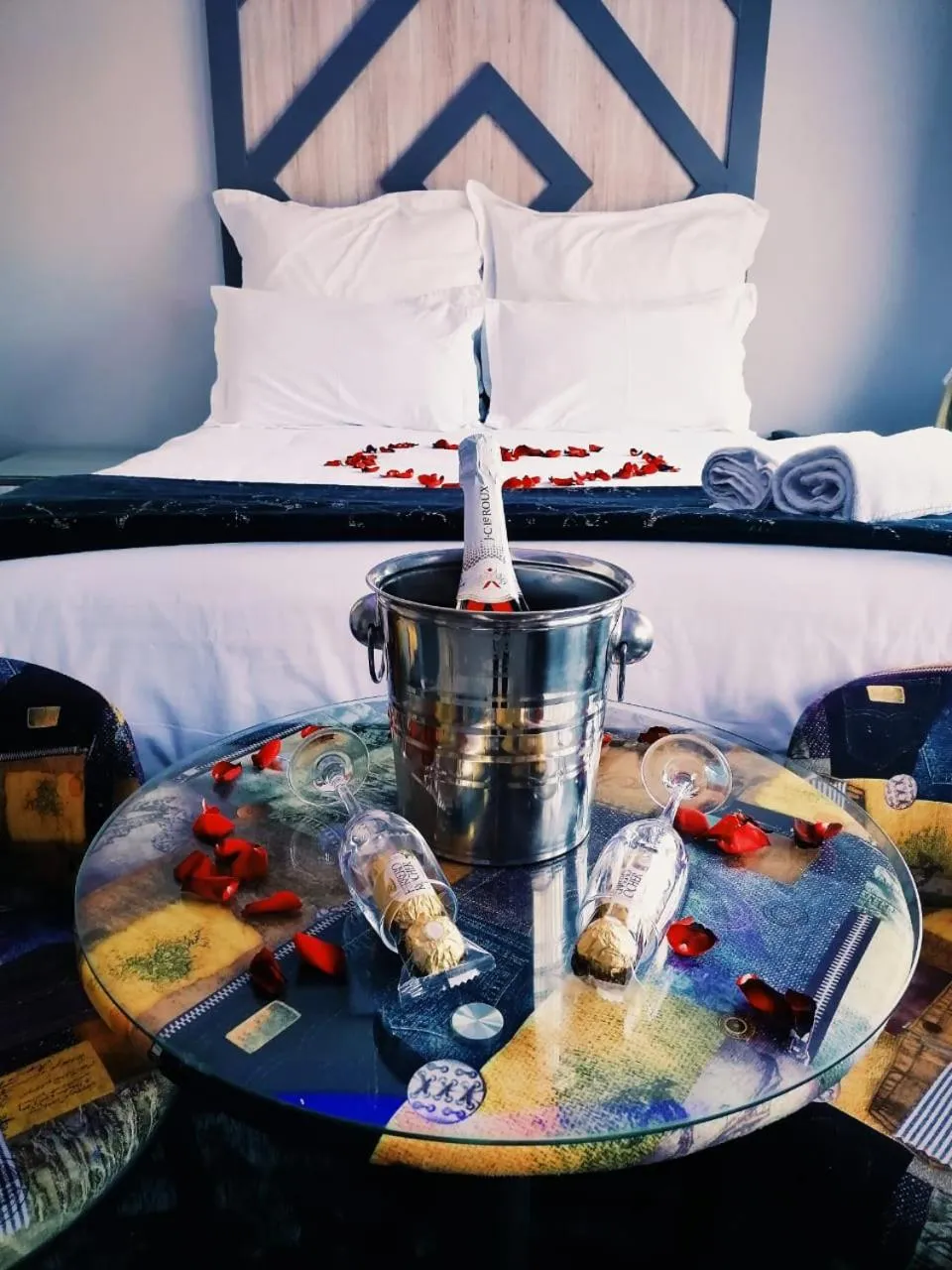 Bedroom, Bed in National Lodge