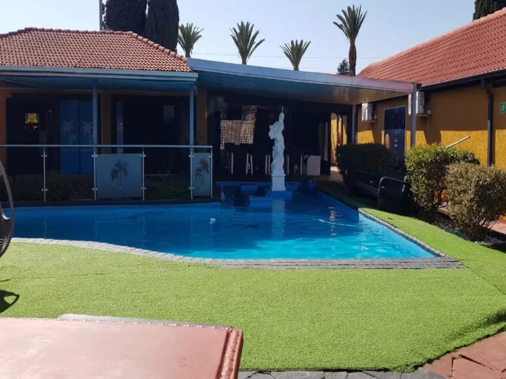 Swimming pool in National Lodge