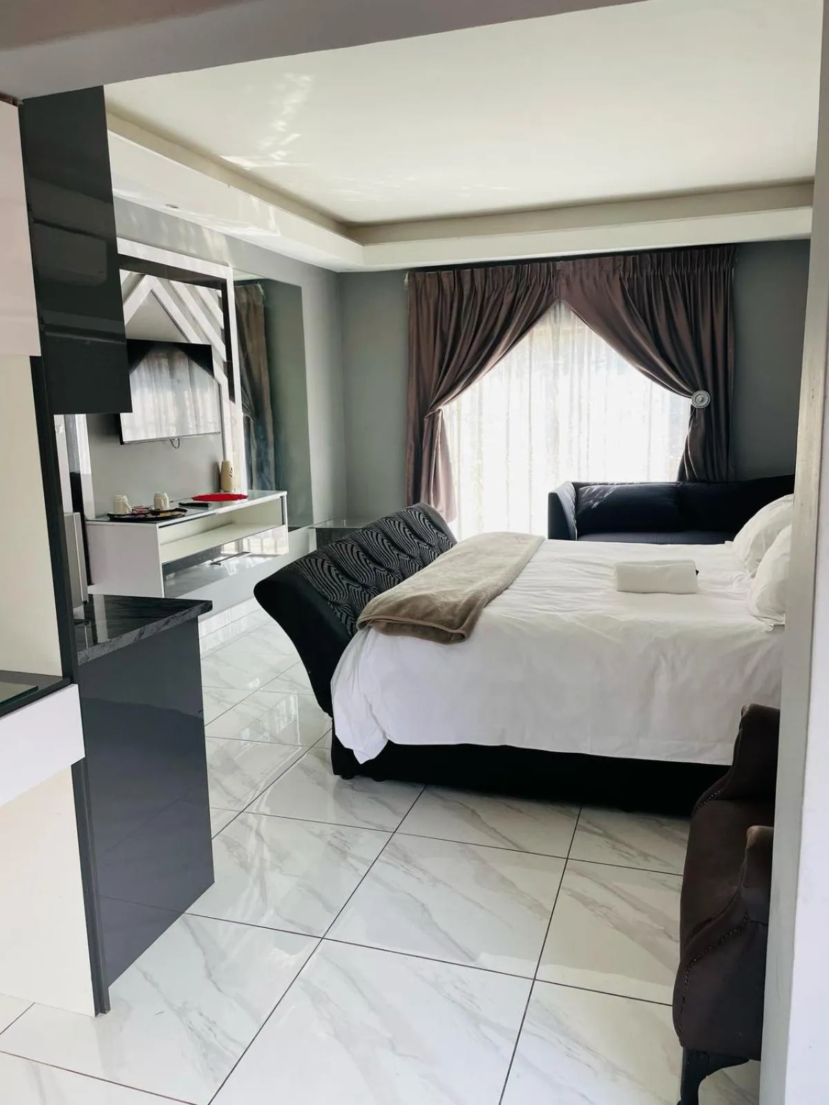 Bedroom, Bed in National Lodge