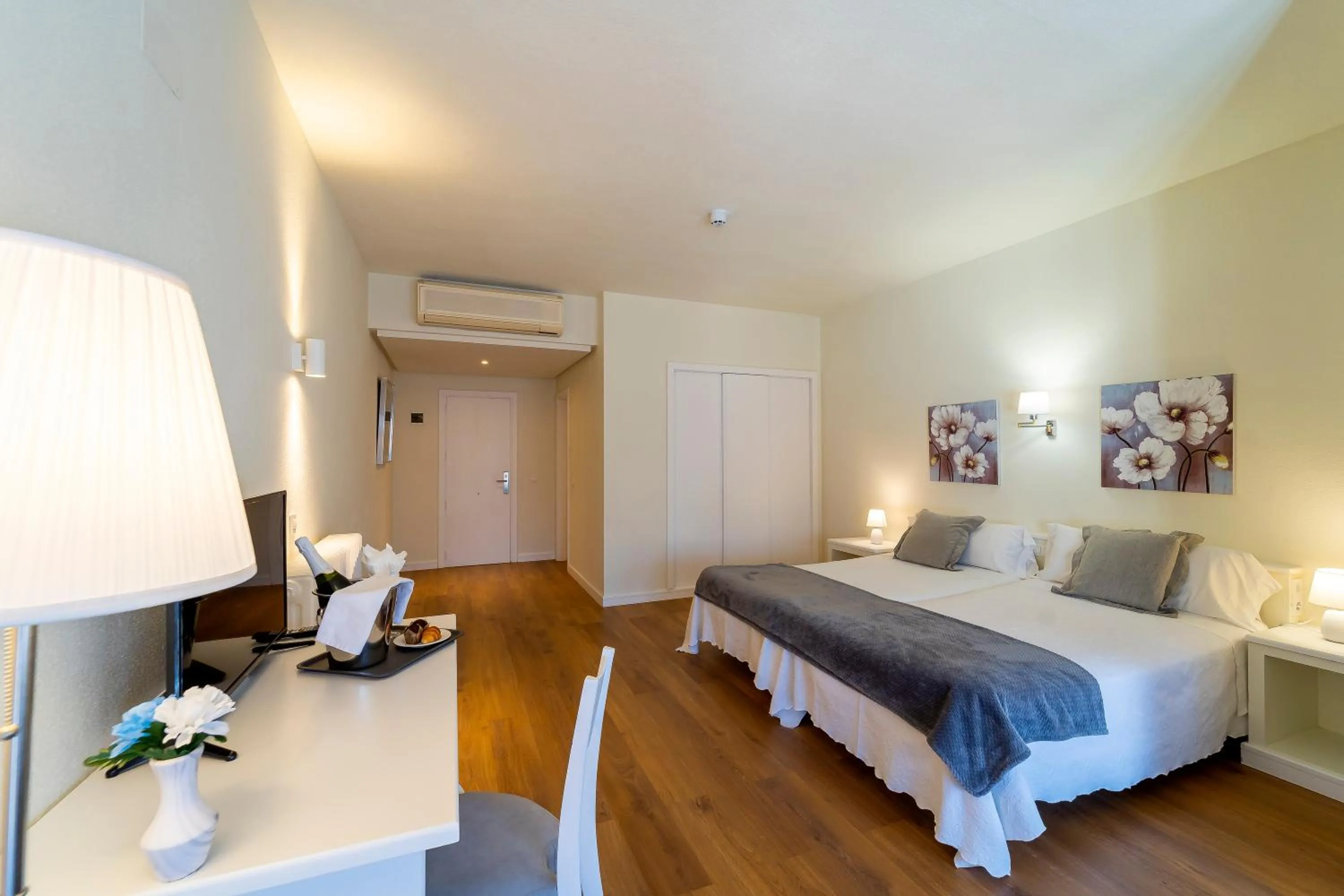 Photo of the whole room, Bed in Hotel La Mota by Punta25 Hotels Group