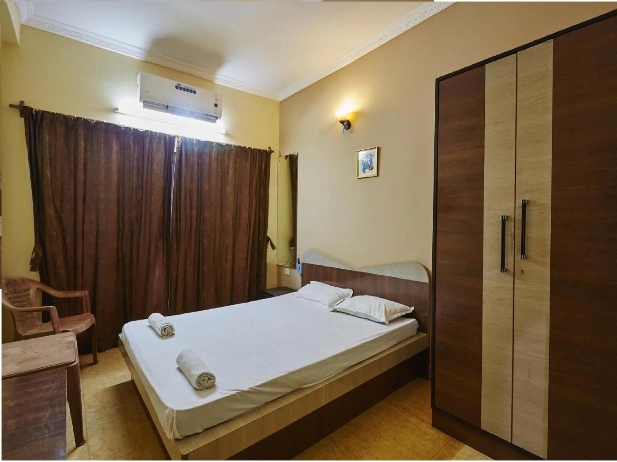 Bedroom, Bed in Ocean Crest Hotel