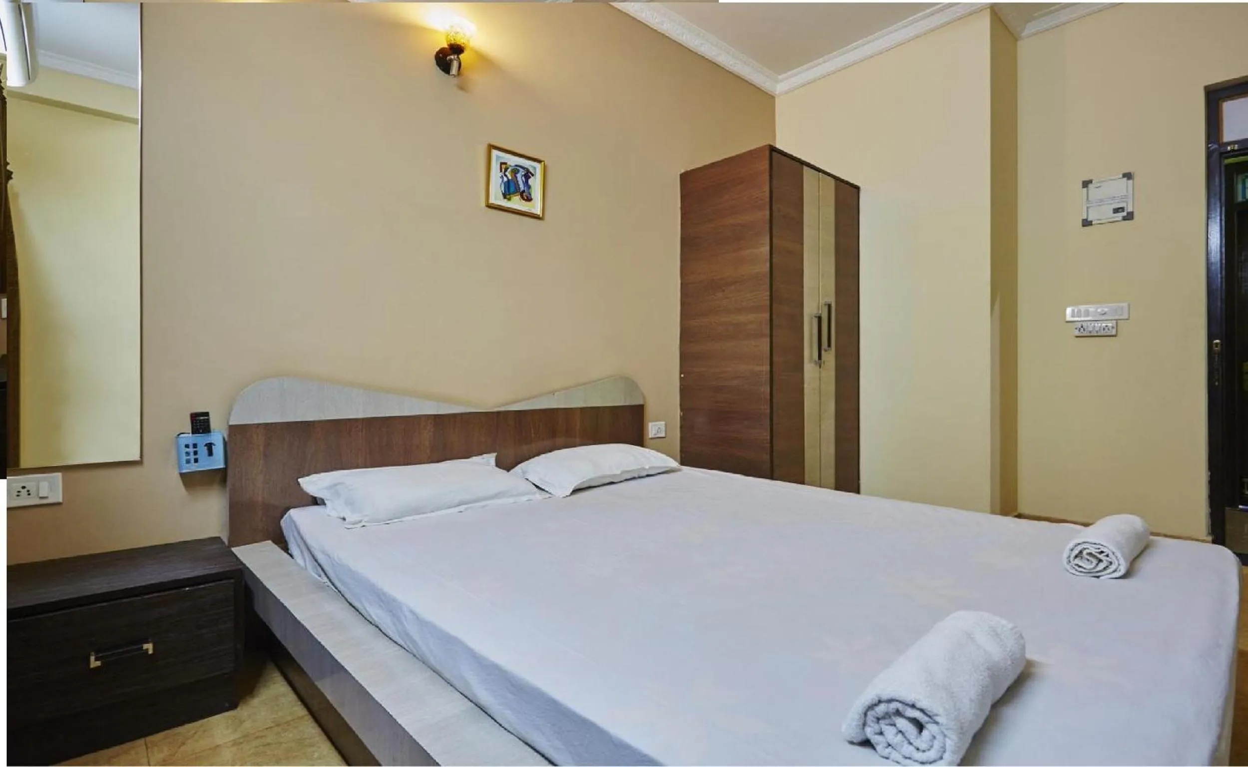Bedroom, Bed in Ocean Crest Hotel