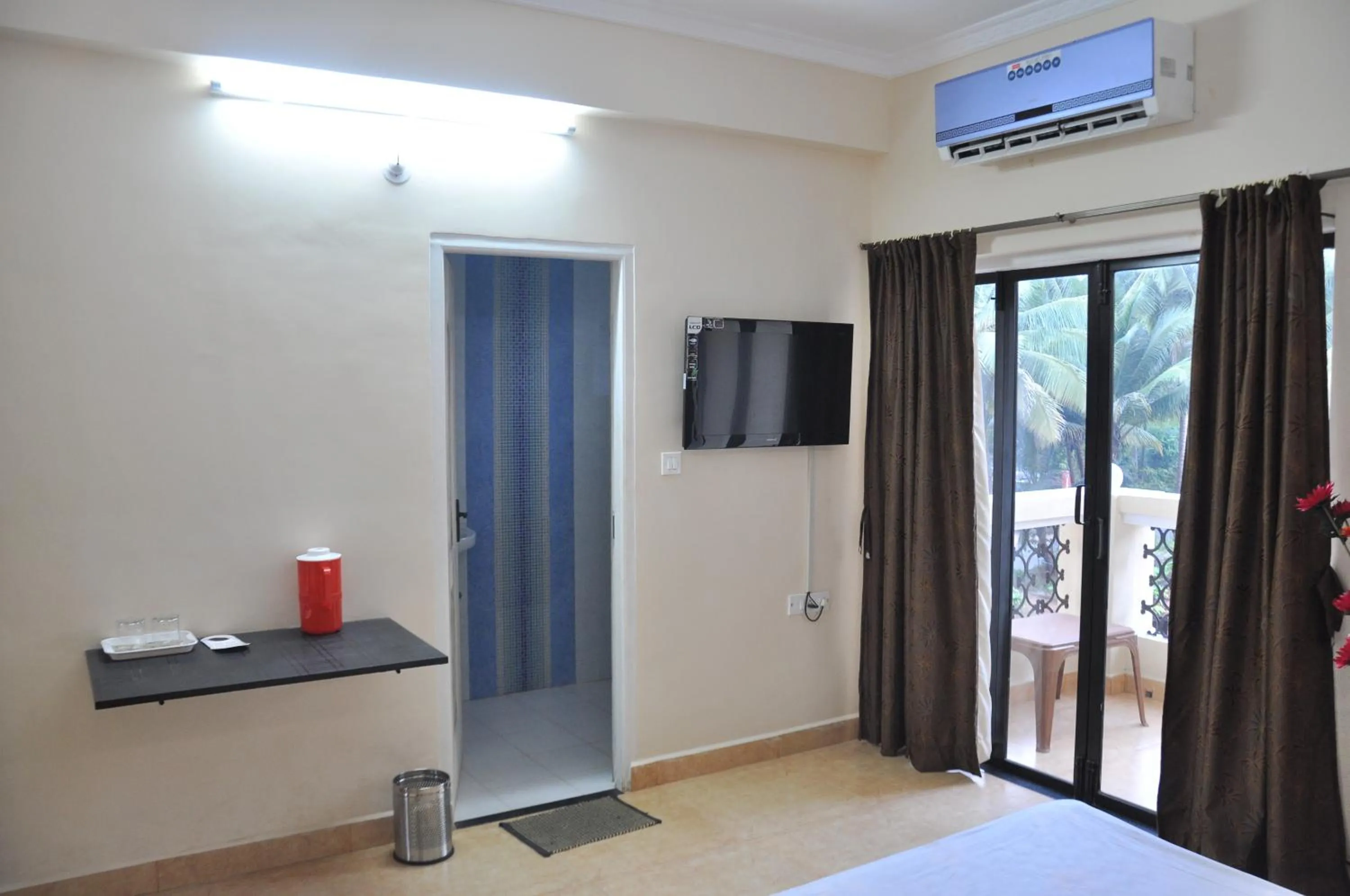 Toilet, Bed in Ocean Crest Hotel